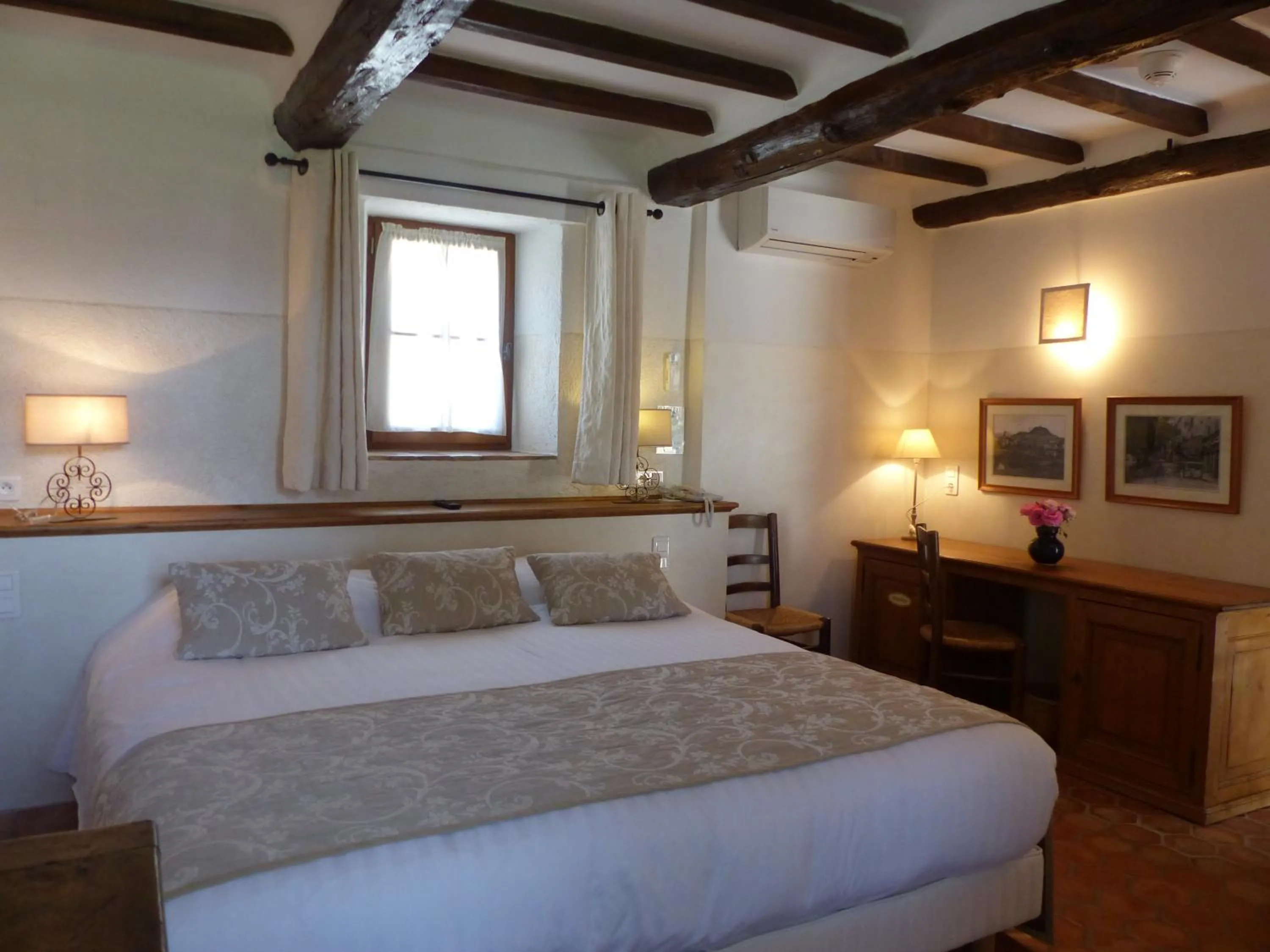 Bedroom, Bed in Charembeau