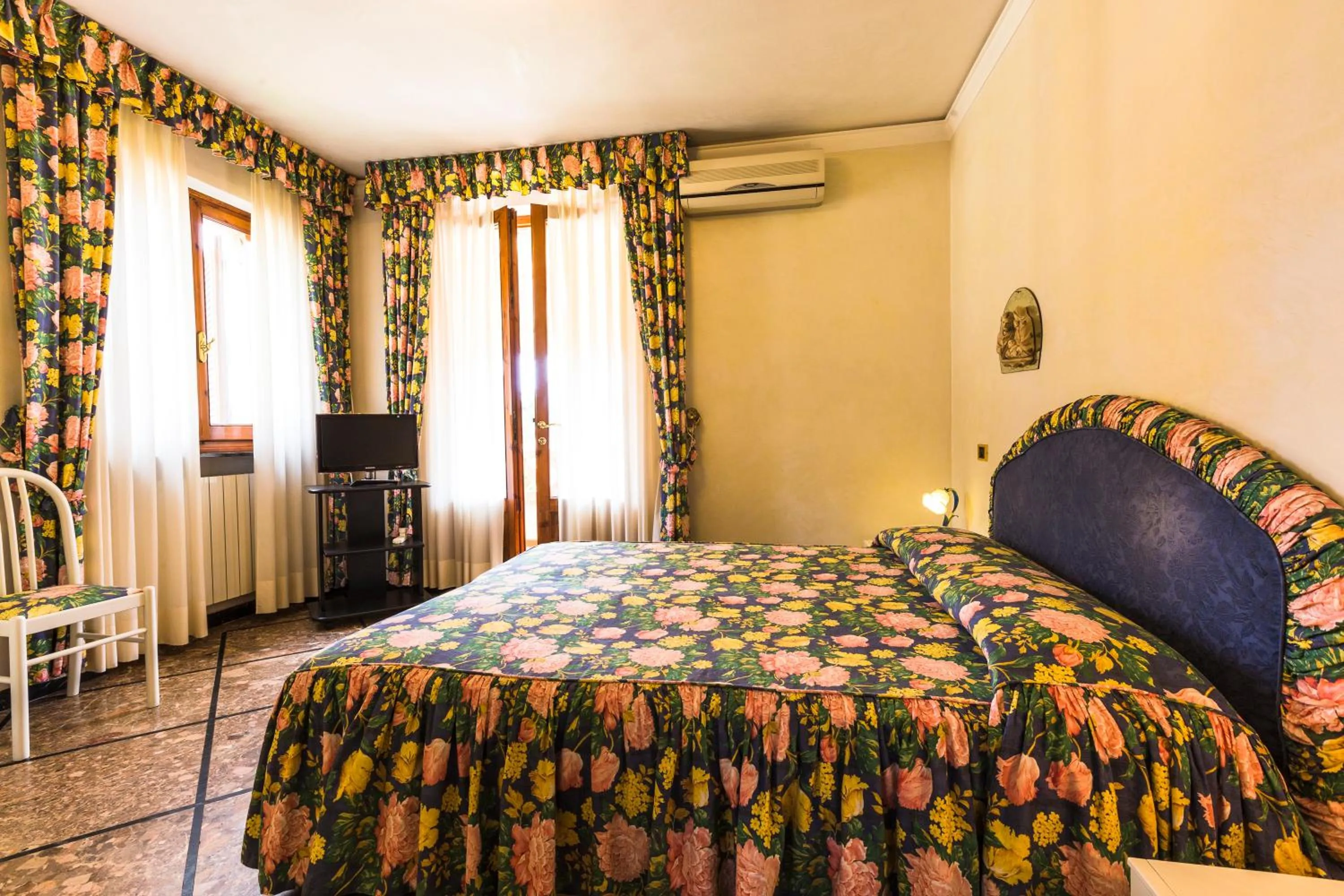 View (from property/room), Bed in Hotel Sonia