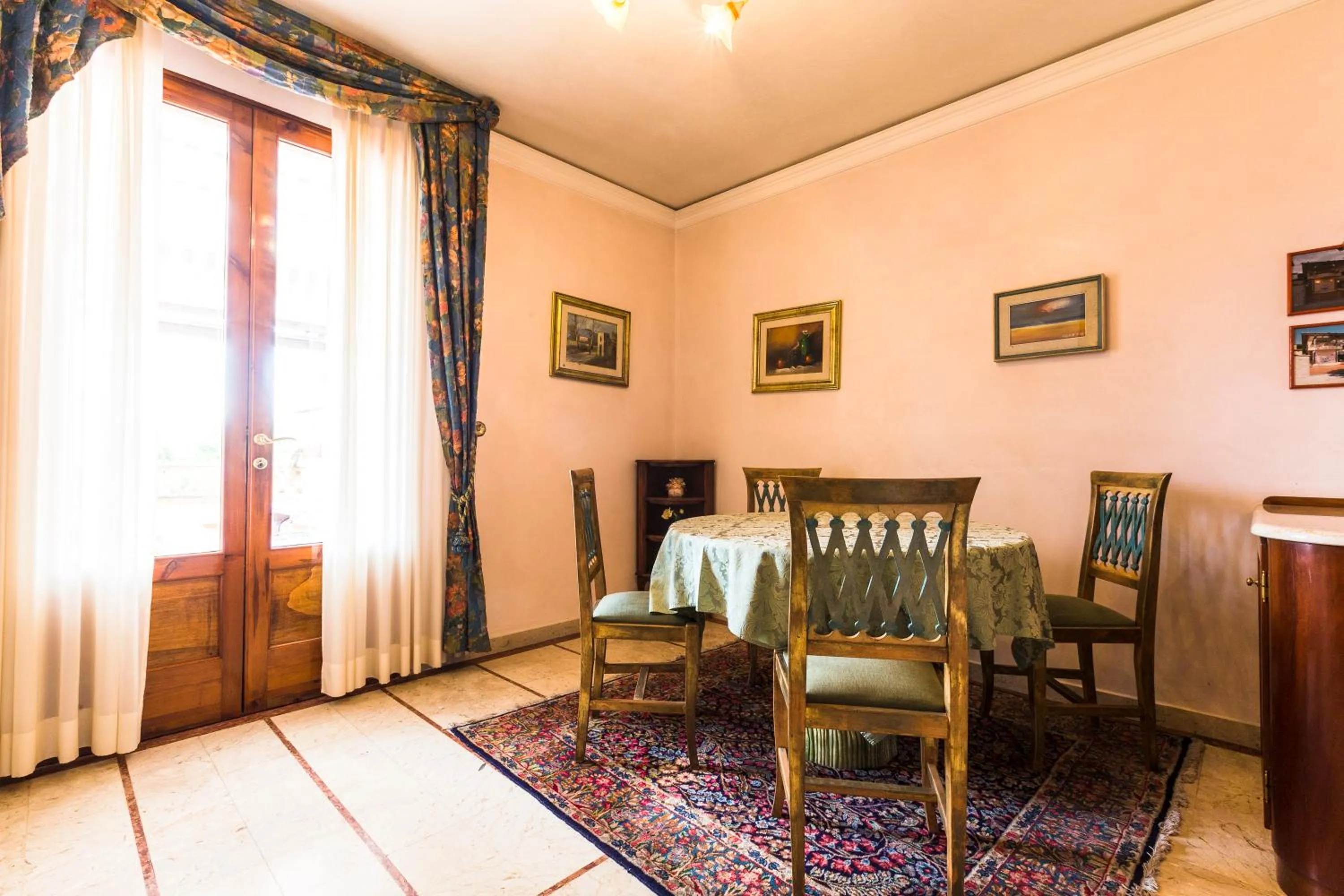 Communal lounge/ TV room in Hotel Sonia