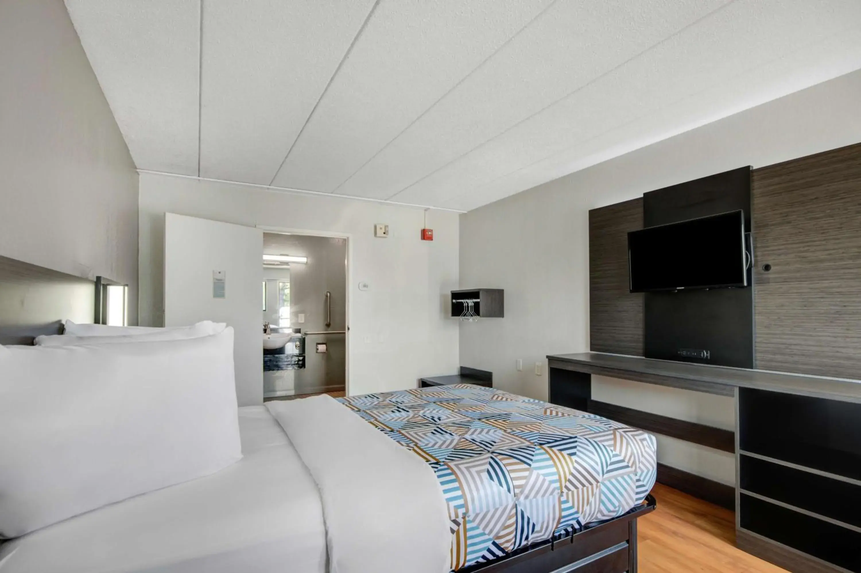 Bedroom, Bed in Motel 6-York, PA Bedroom, Bed in Motel 6-York, PA