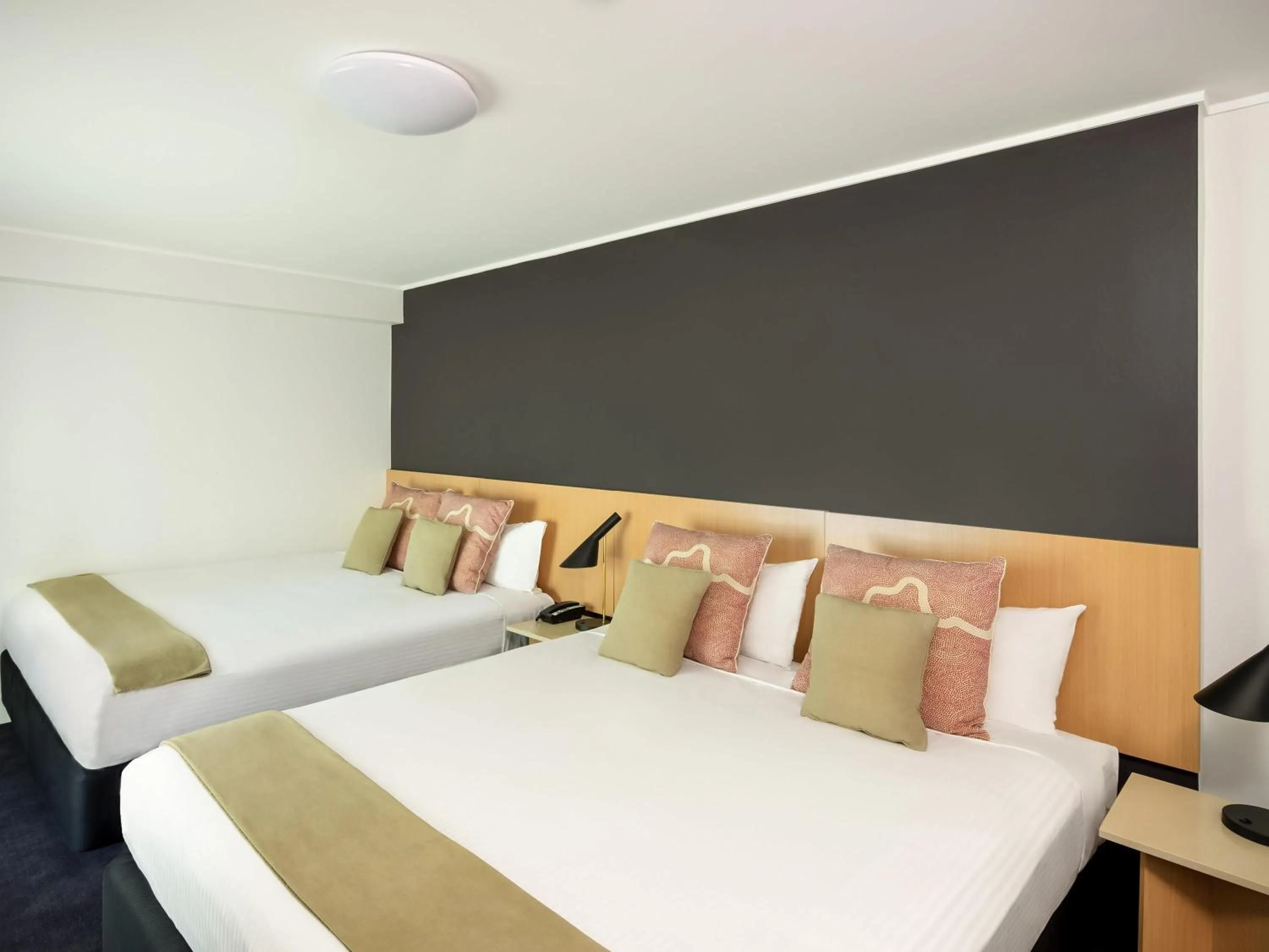 Bedroom, Bed in ibis Sydney World Square