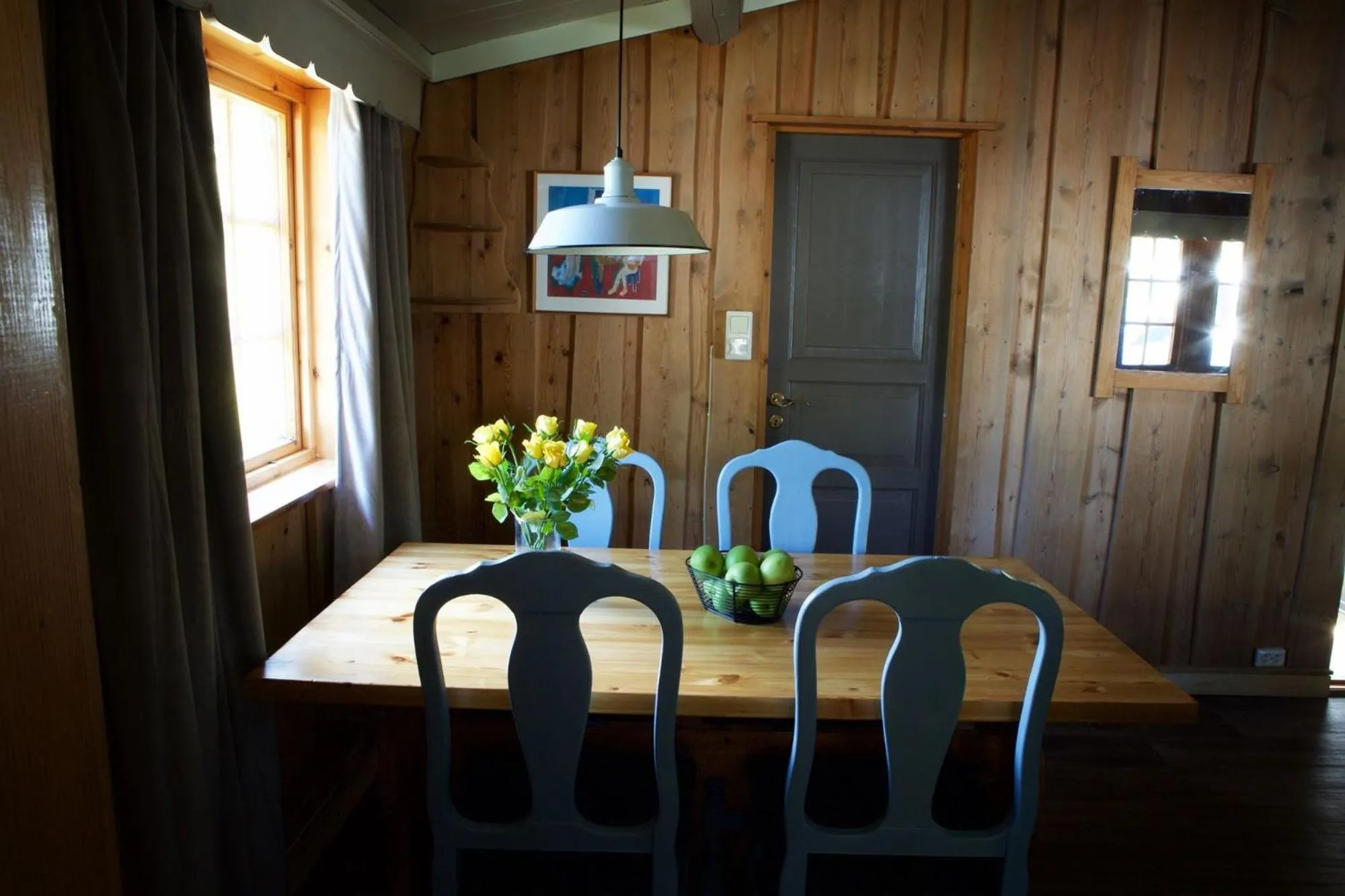 Dining area in Hunderfossen Cottages
