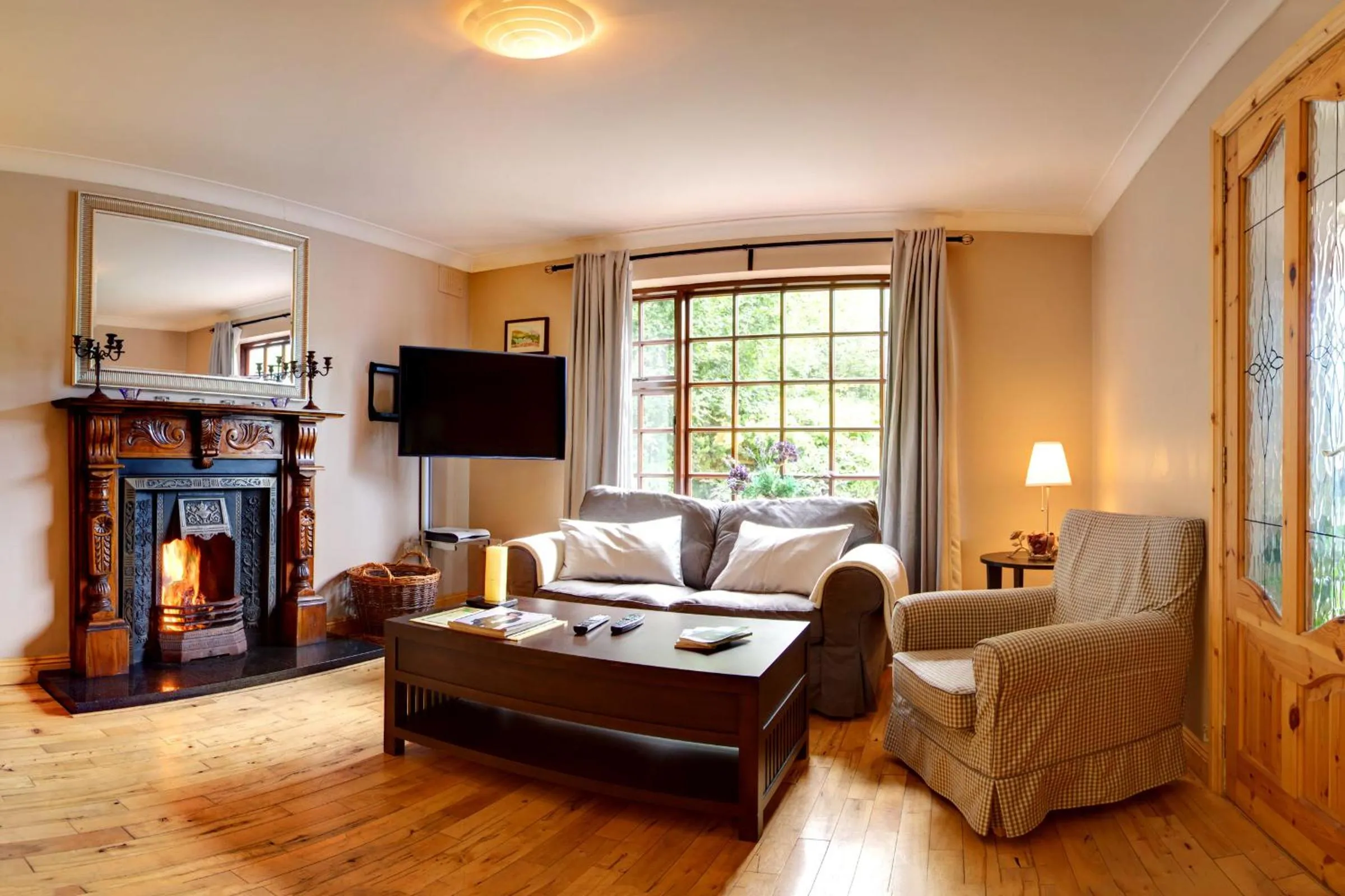 Communal lounge/ TV room in Woodside Lodge accomodation