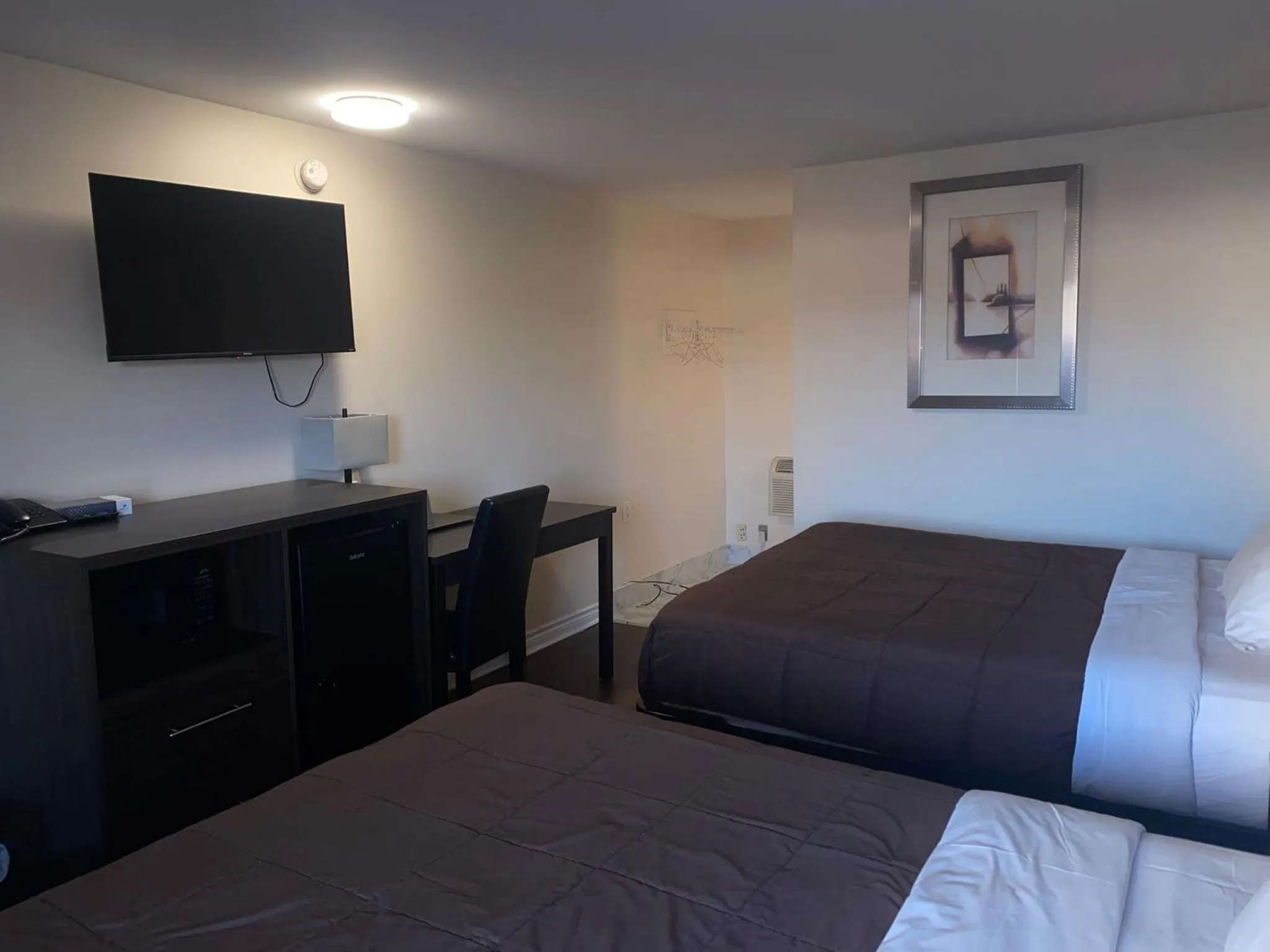 Bed in Falls Lodge by the Falls (Formerly Knights Inn)