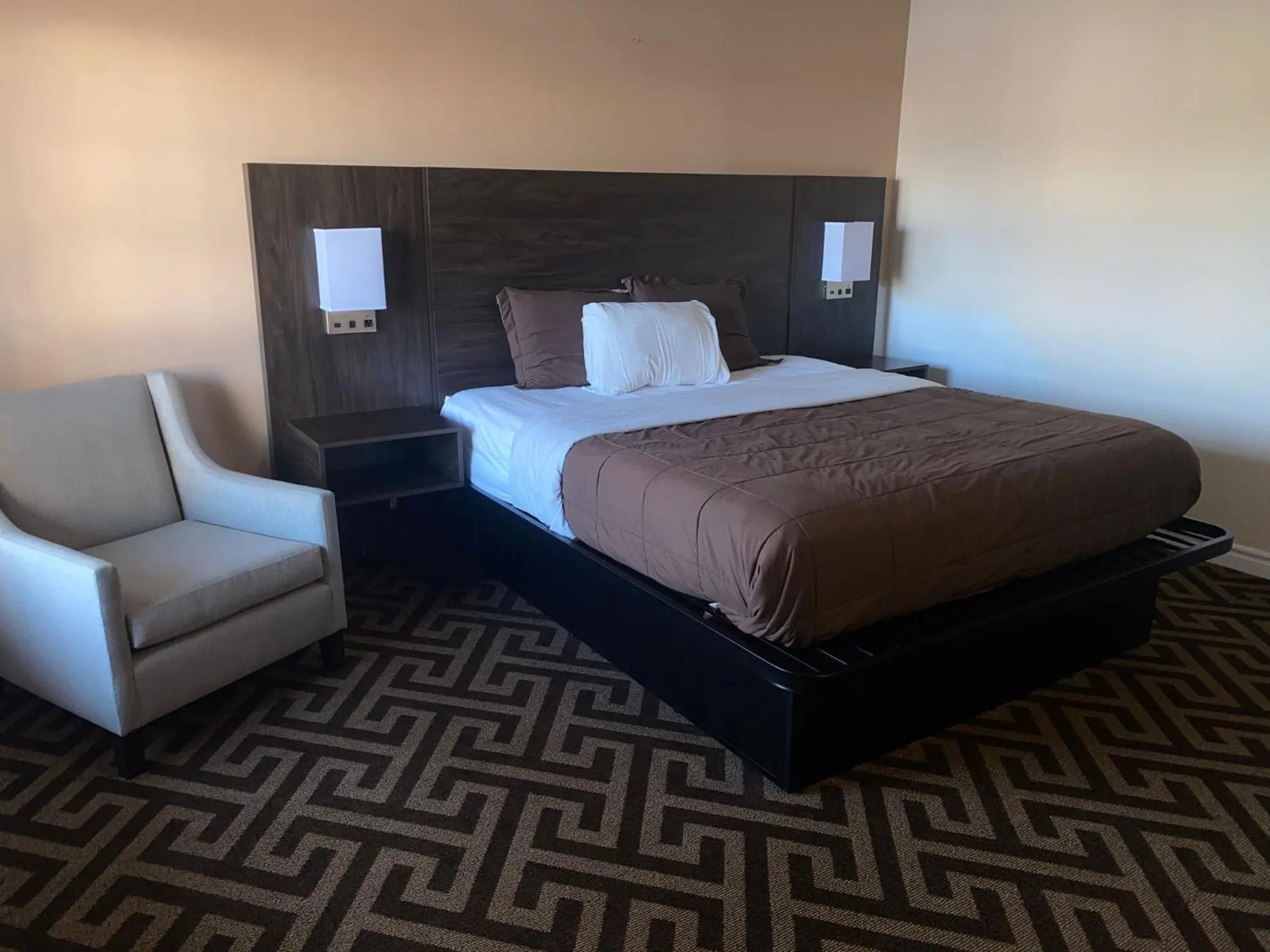 Bed in Falls Lodge by the Falls (Formerly Knights Inn)