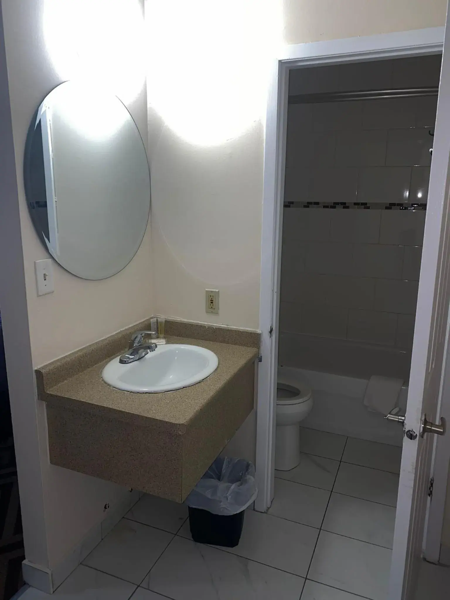 King Room - Non-Smoking in Falls Lodge by the Falls (Formerly Knights Inn) King Room - Non-Smoking in Falls Lodge by the Falls (Formerly Knights Inn)