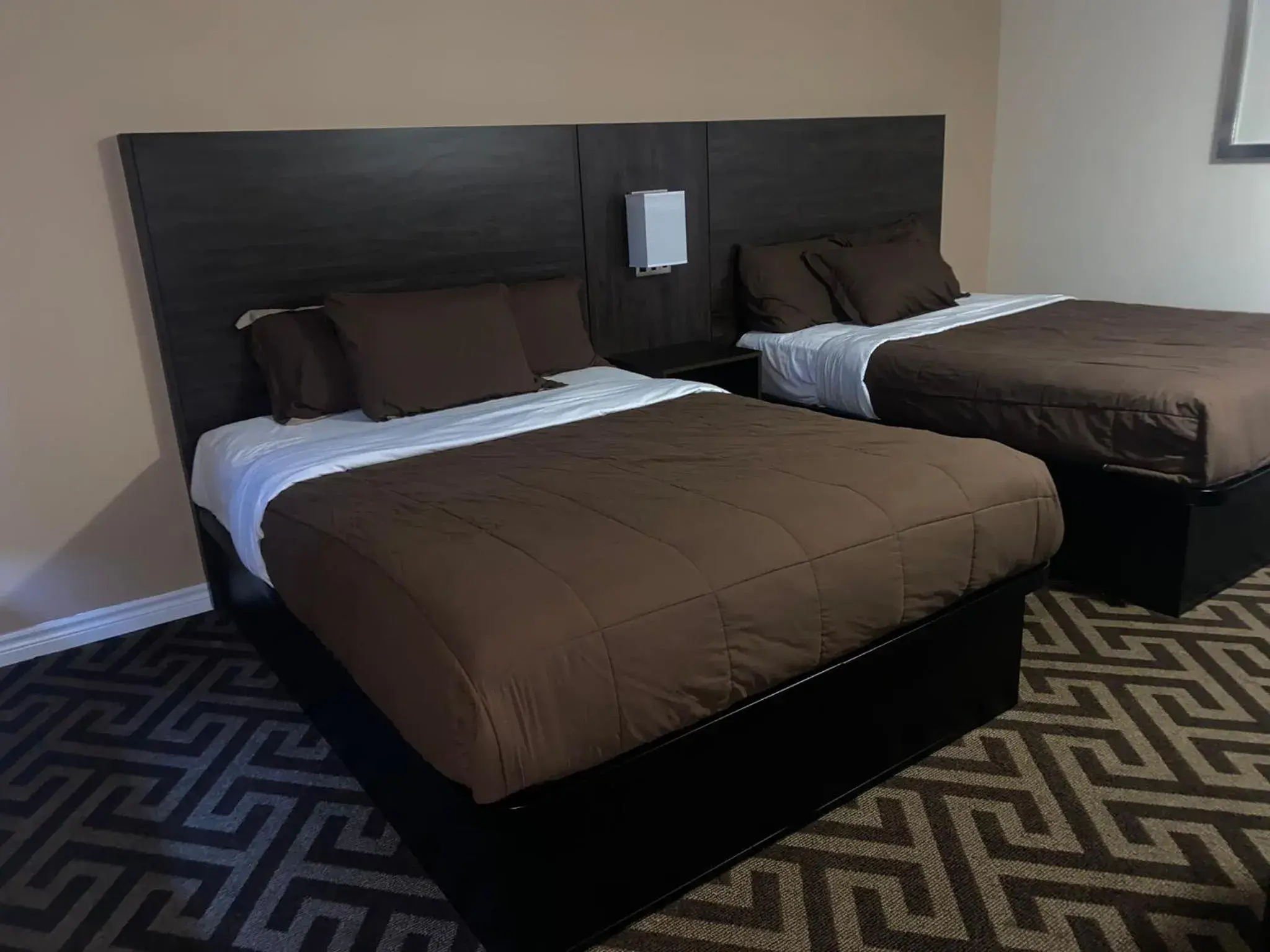 Queen Room with Two Queen Beds - Non-Smoking in Falls Lodge by the Falls (Formerly Knights Inn) Queen Room with Two Queen Beds - Non-Smoking in Falls Lodge by the Falls (Formerly Knights Inn)