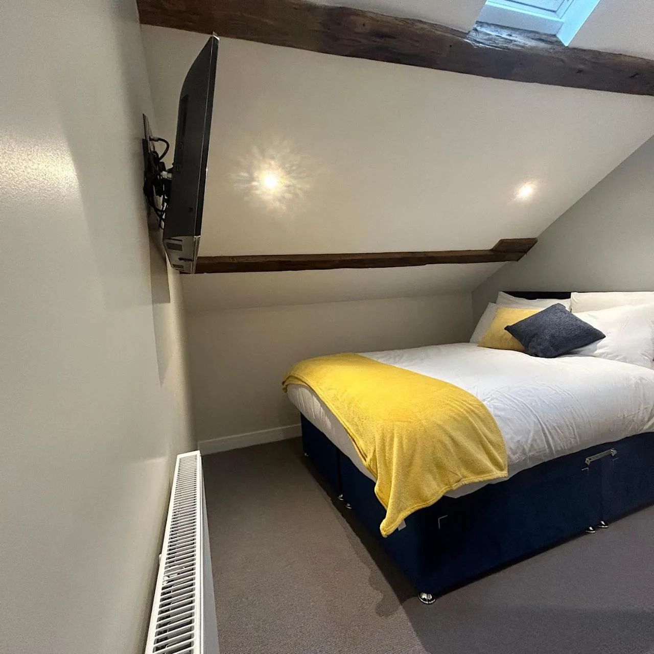 Bedroom, Bed in Grapes Hotel, Bar & Restaurant Snowdonia Nr Zip World