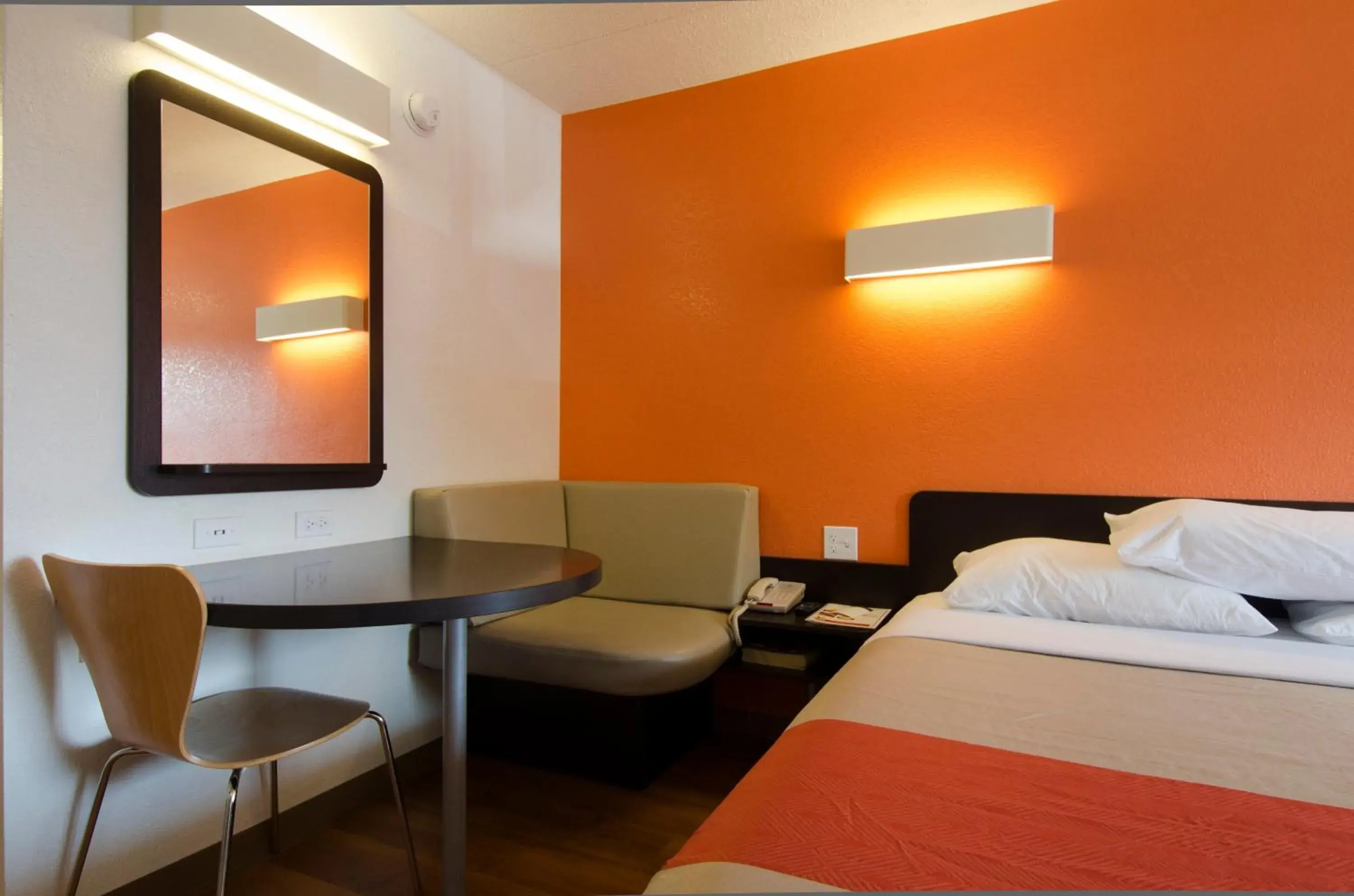 King Room - Smoking in Motel 6-Gaithersburg, DC - Washington King Room - Smoking in Motel 6-Gaithersburg, DC - Washington