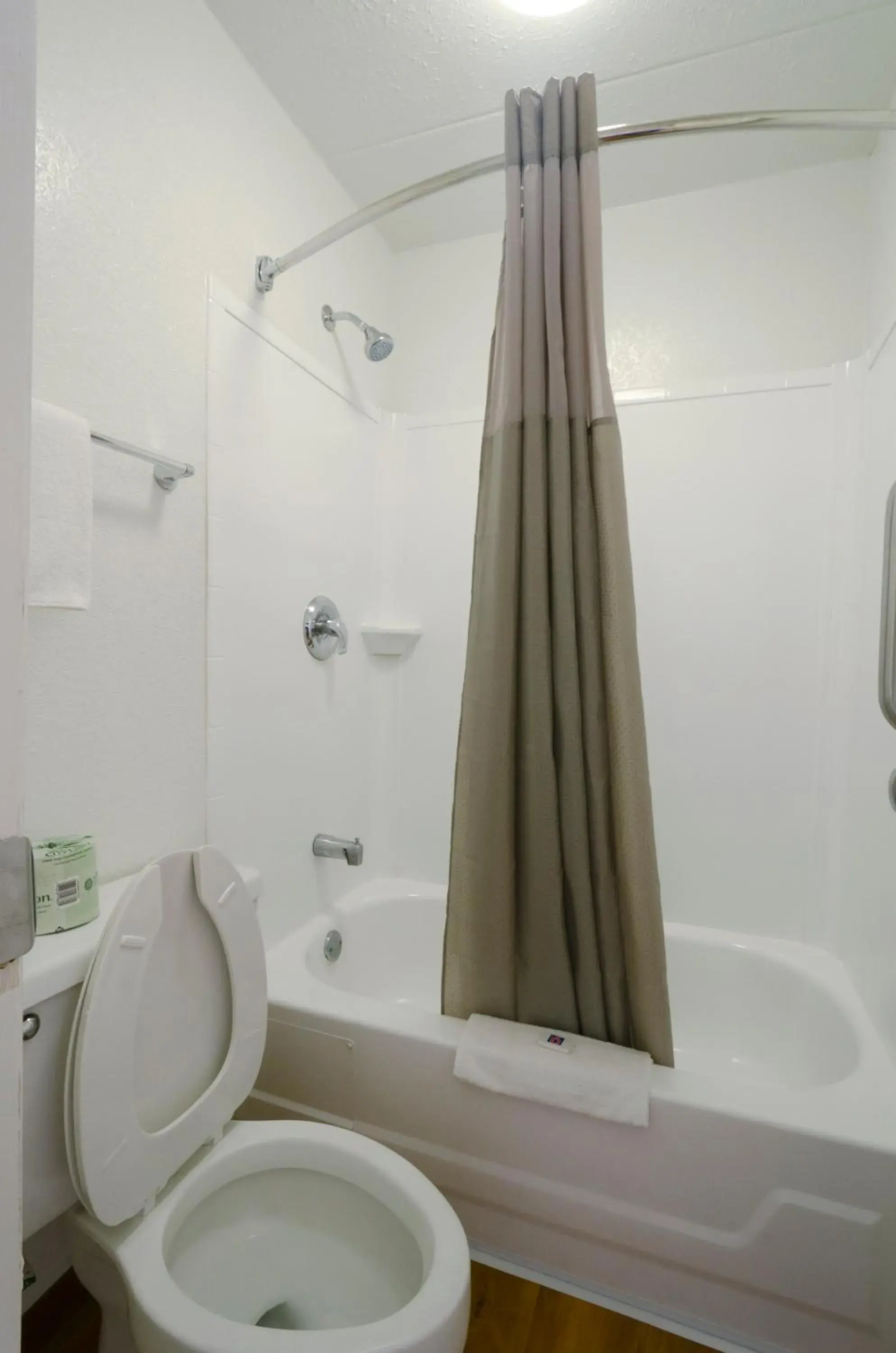 Queen Room with Two Queen Beds - Non-Smoking in Motel 6-Gaithersburg, DC - Washington Queen Room with Two Queen Beds - Non-Smoking in Motel 6-Gaithersburg, DC - Washington