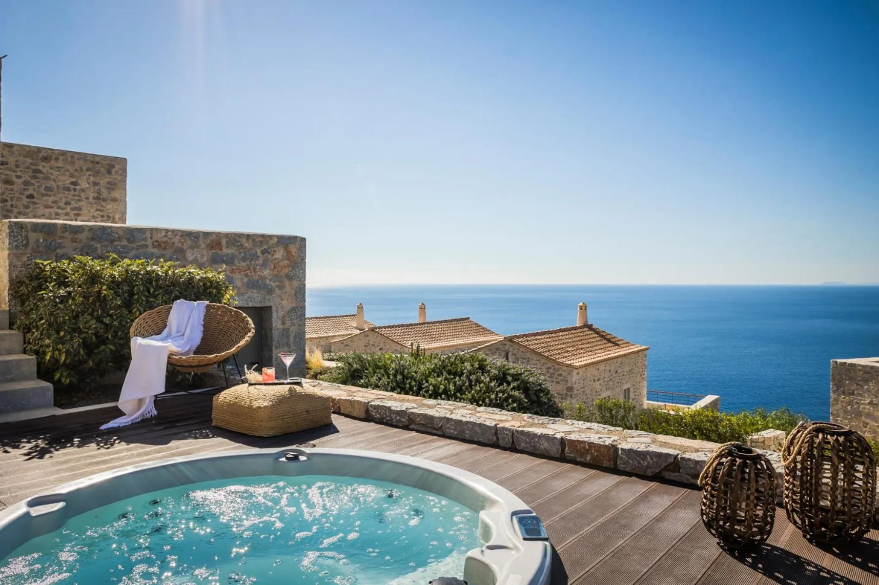 Hot Tub in Ariá Estate Suites & Spa