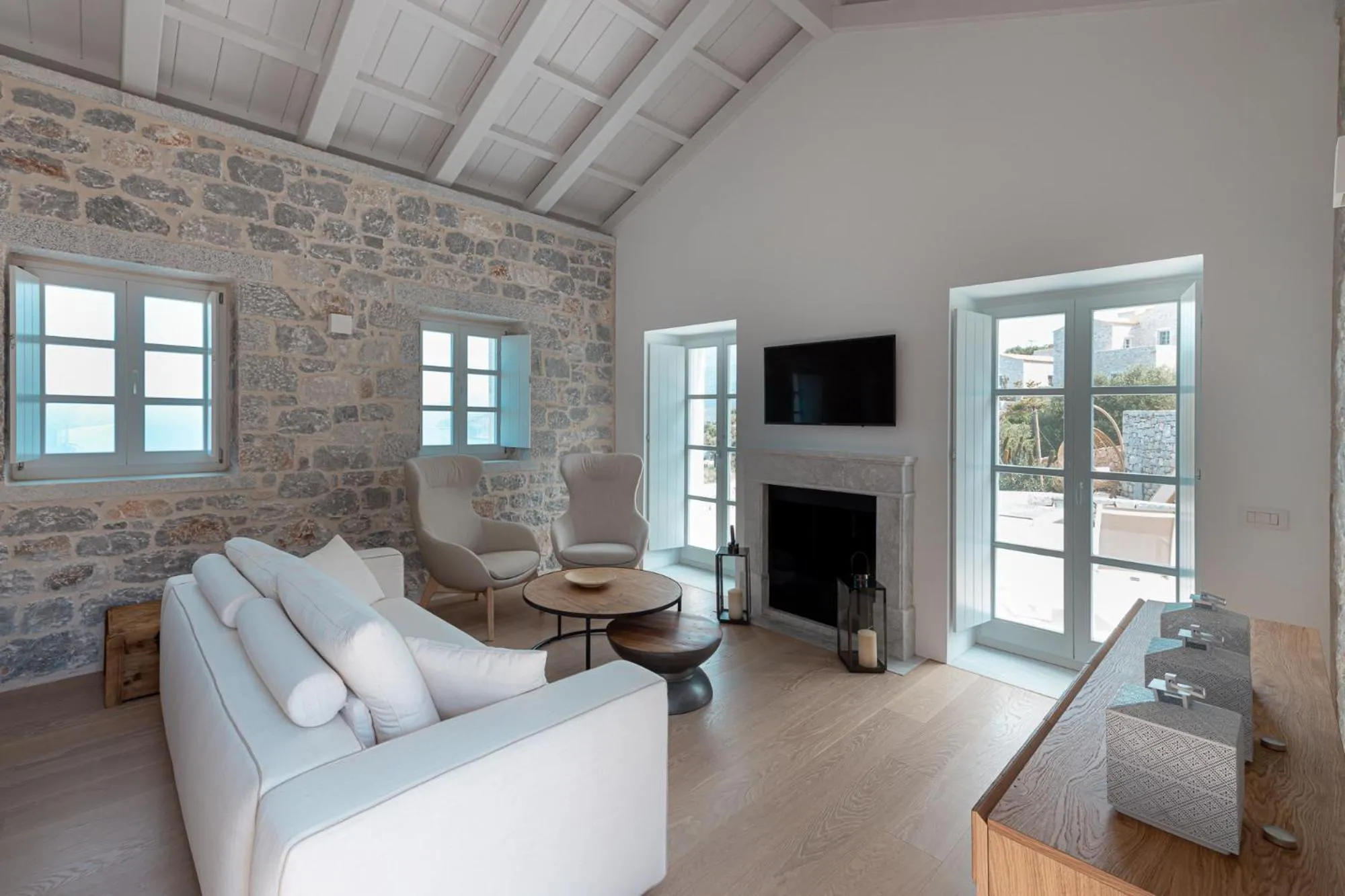 TV and multimedia in Ariá Estate Suites & Spa