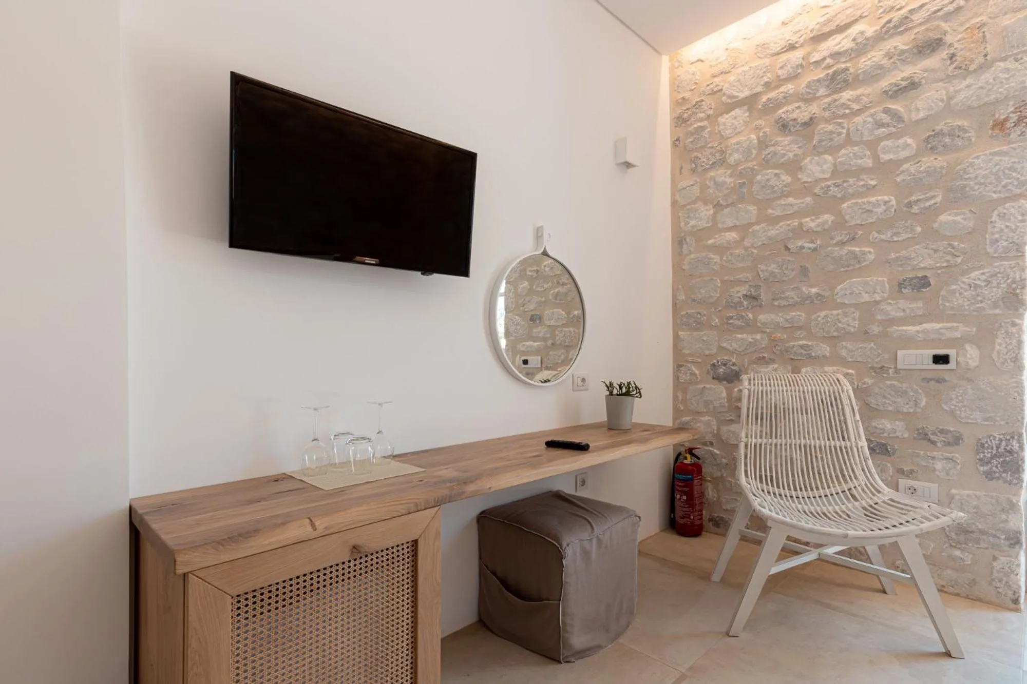 TV and multimedia in Ariá Estate Suites & Spa