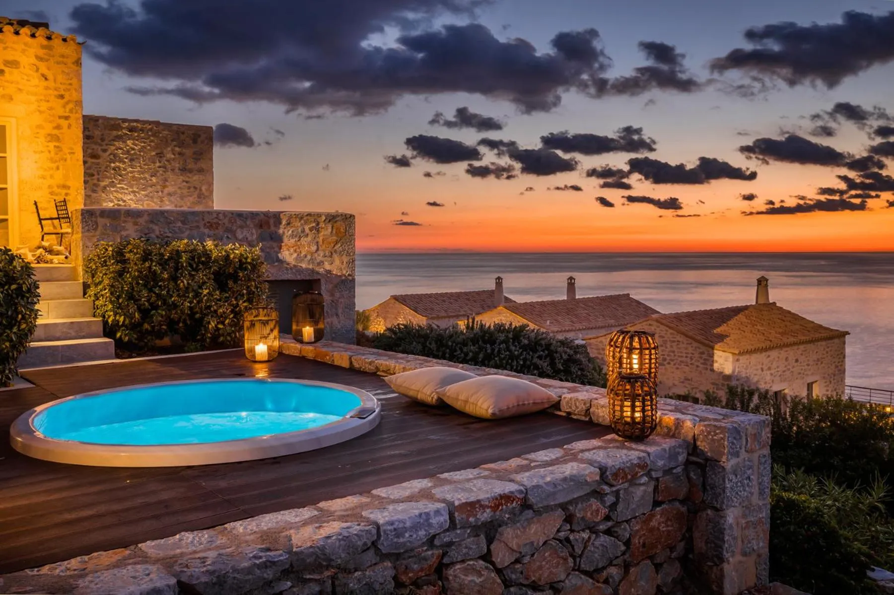 Hot Tub in Ariá Estate Suites & Spa