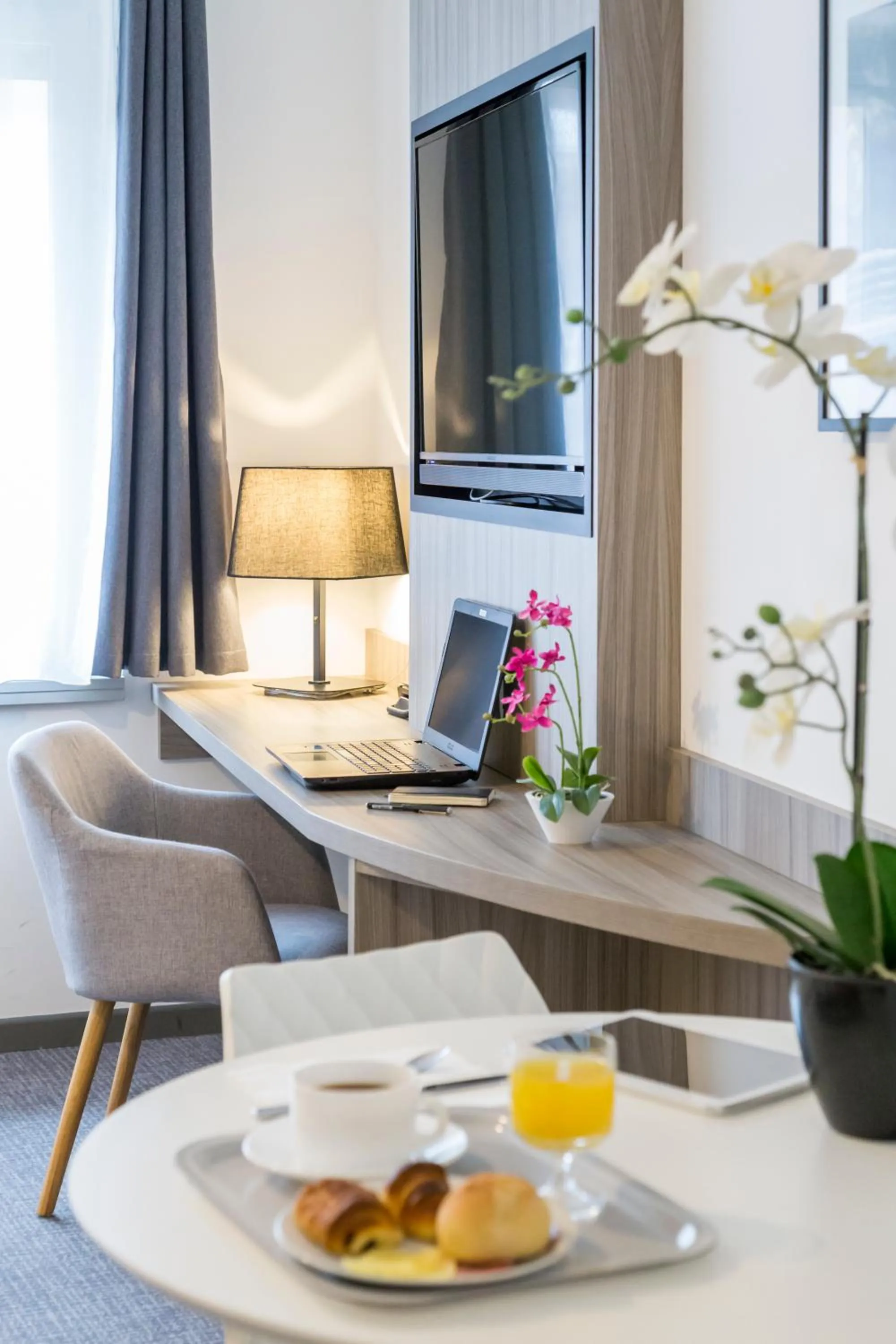 TV and multimedia in Nemea Appart Hotel Elypseo Strasbourg Port