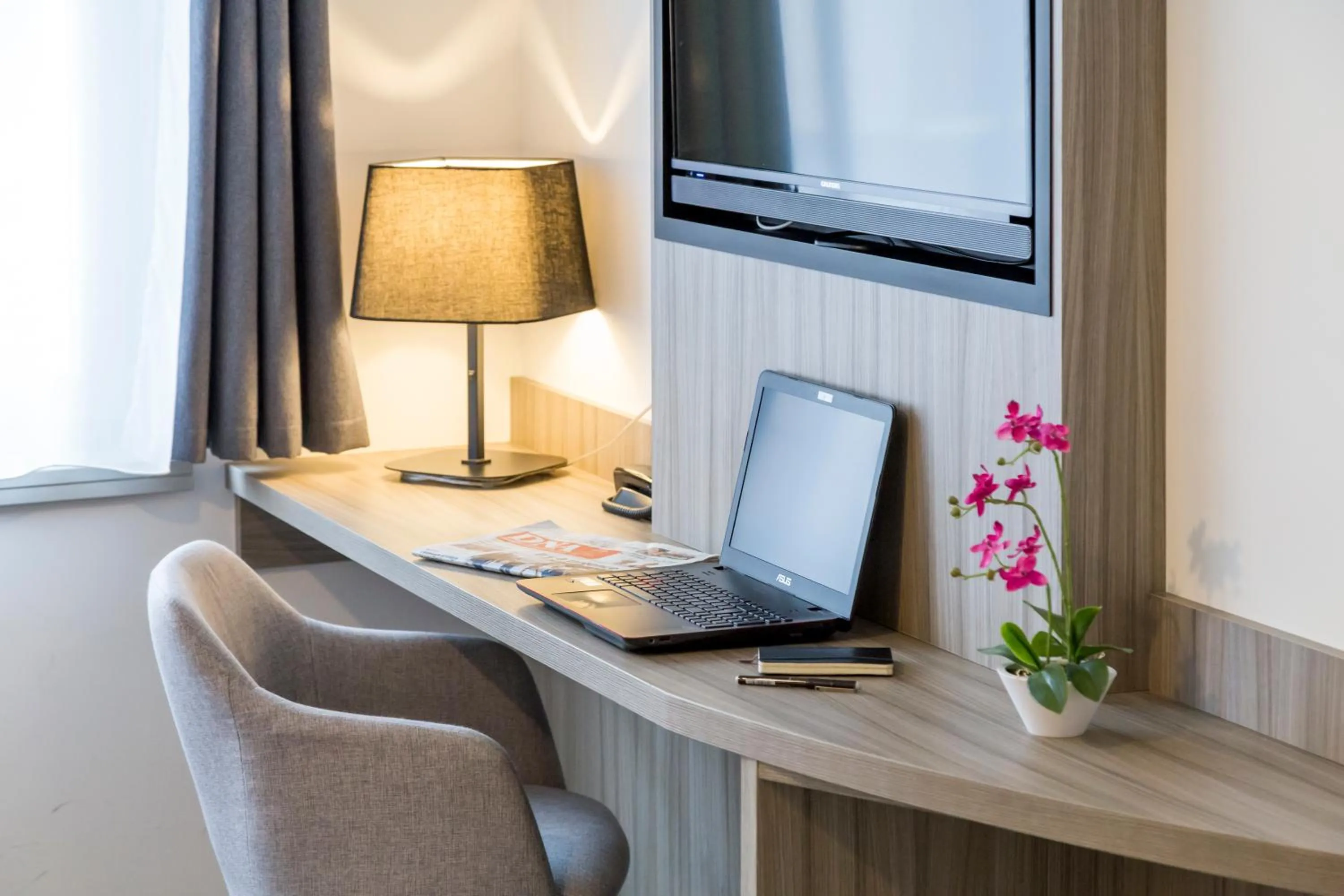 TV and multimedia in Nemea Appart Hotel Elypseo Strasbourg Port