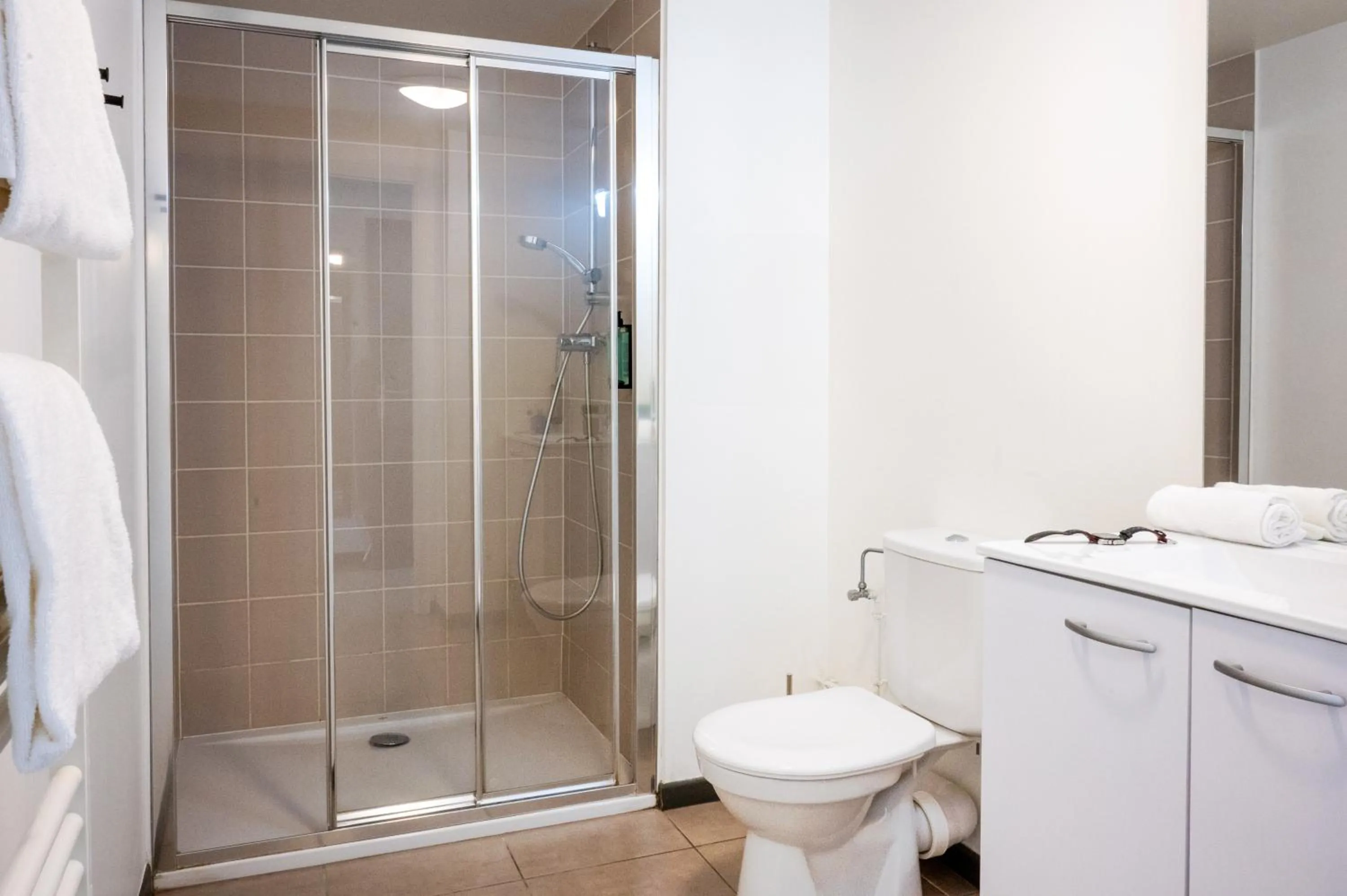 Bathroom in Nemea Appart Hotel Elypseo Strasbourg Port