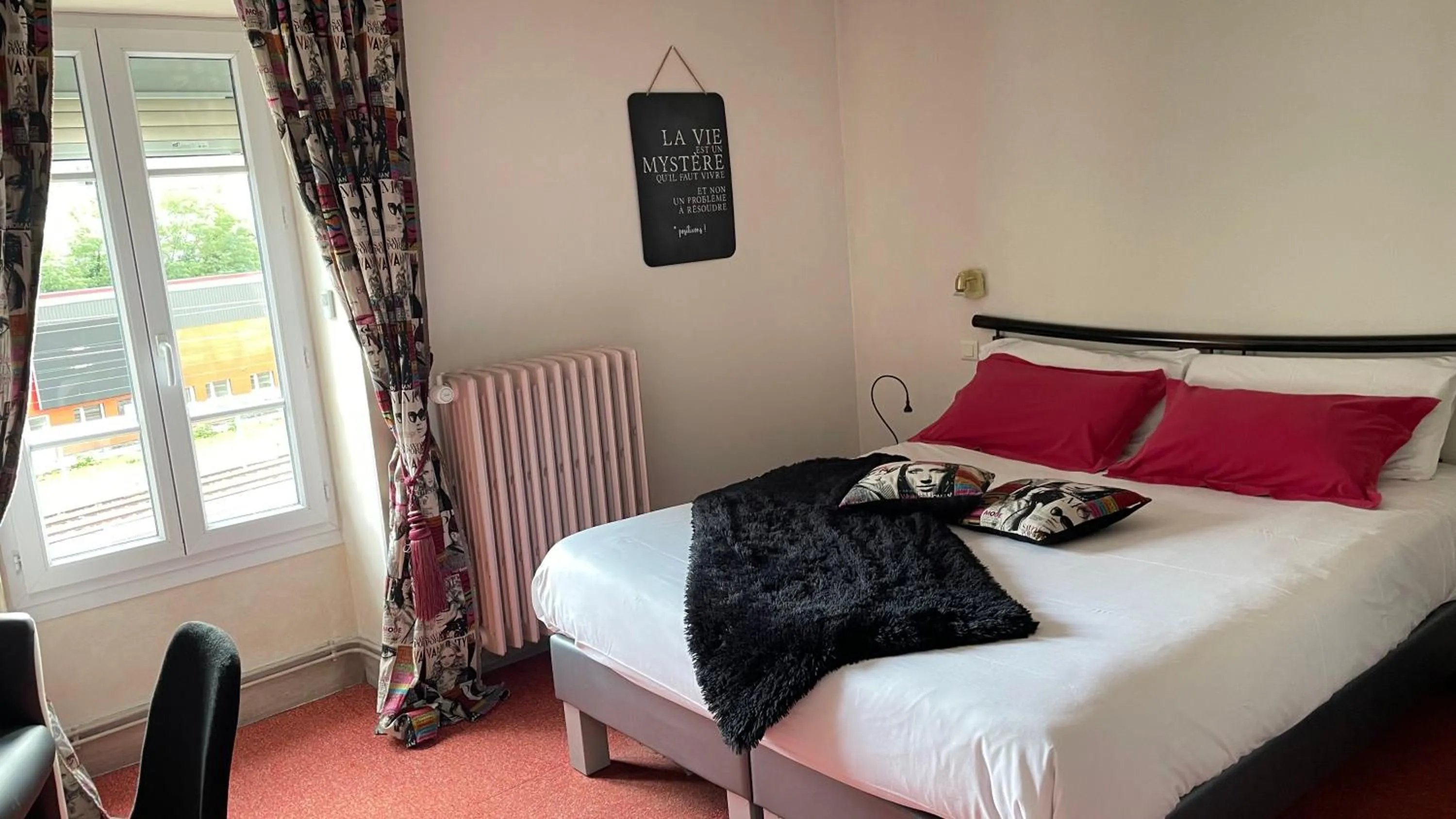 Bed in Hôtel Gambetta