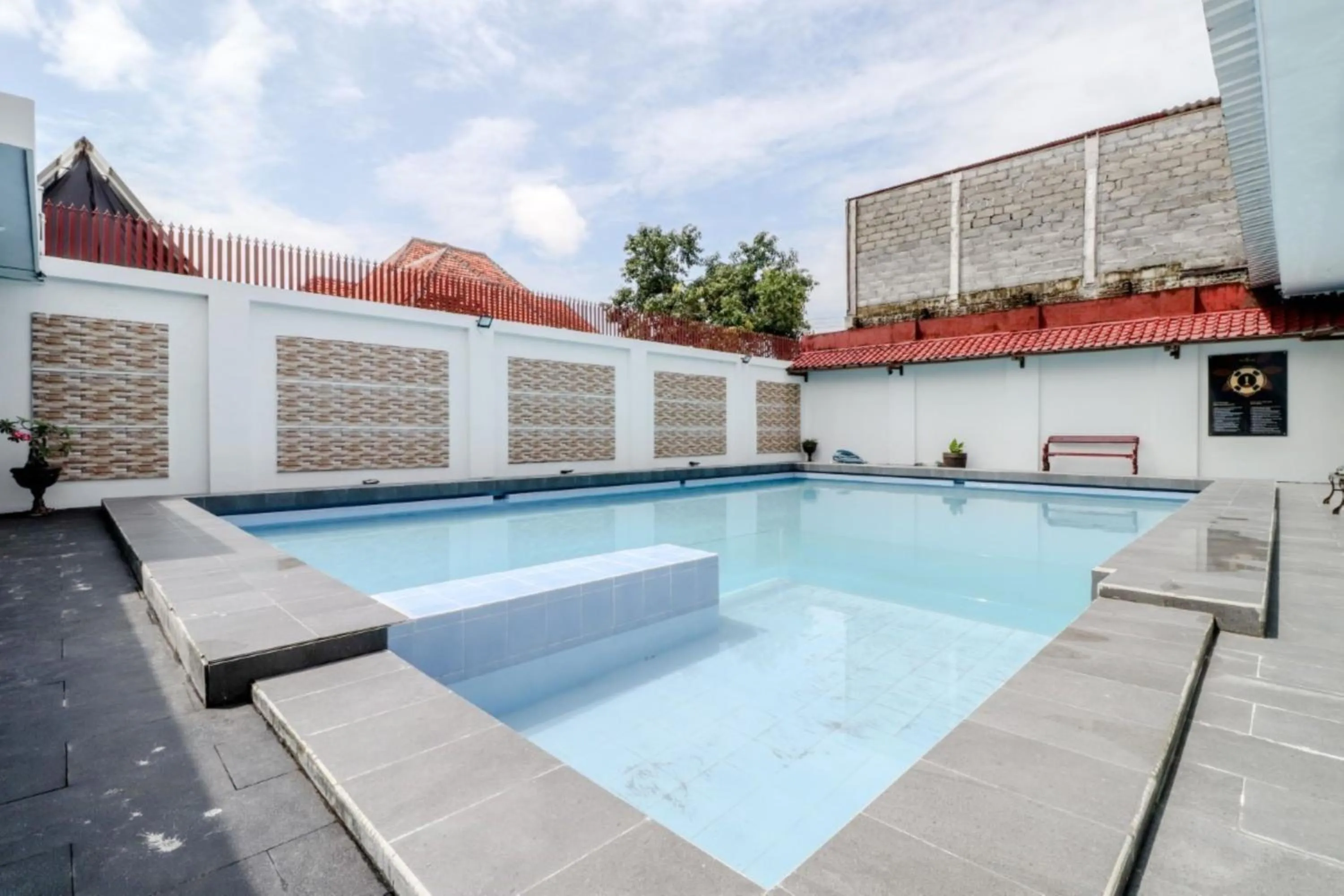 Swimming pool in Hotel Sumaryo