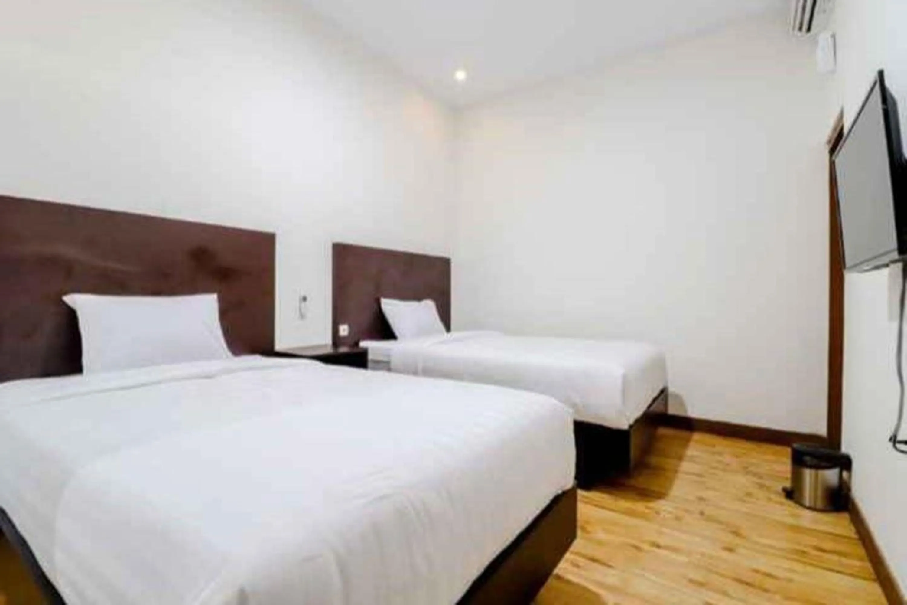 Bedroom, Bed in Hotel Sumaryo