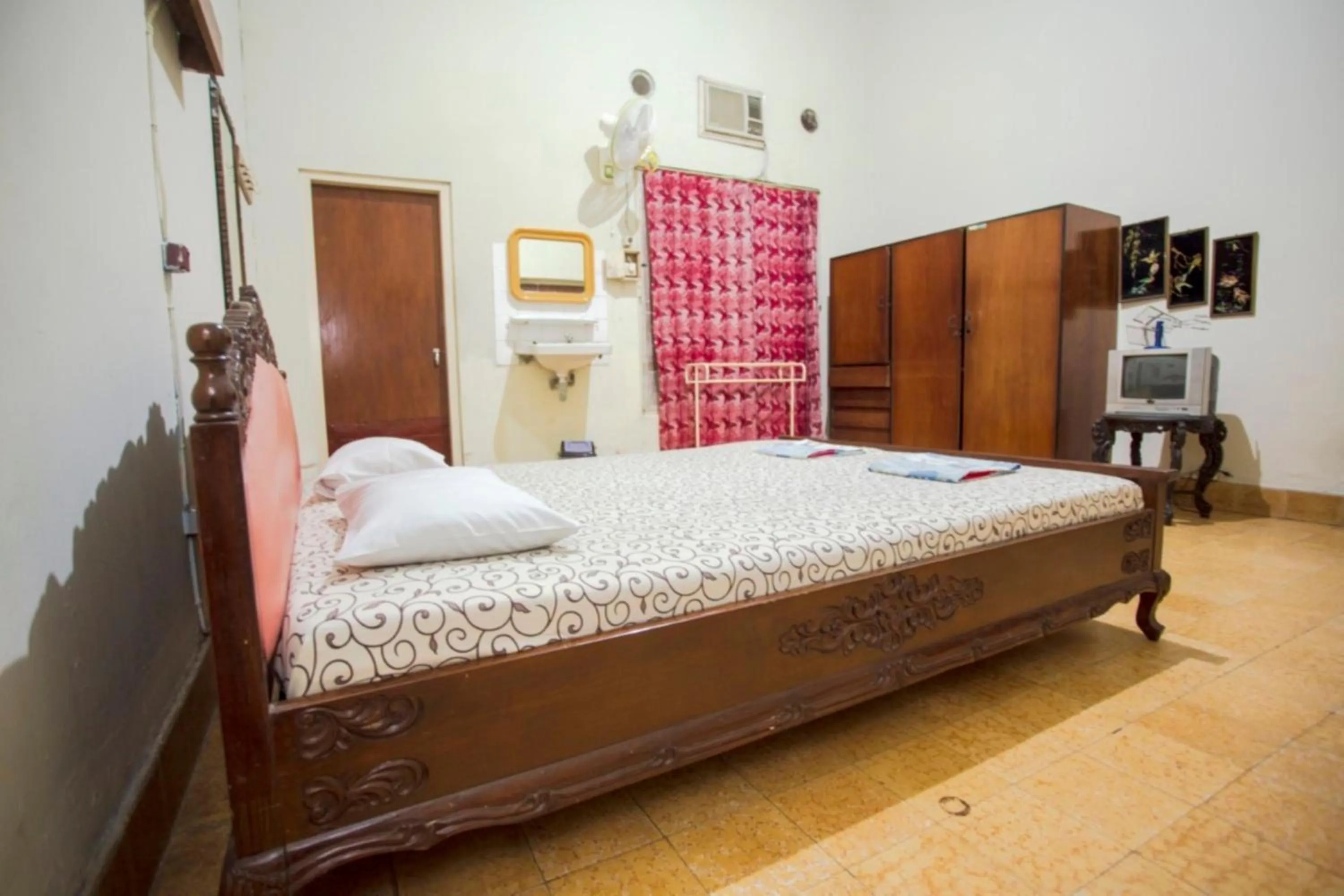 Bedroom, Bed in Hotel Sumaryo