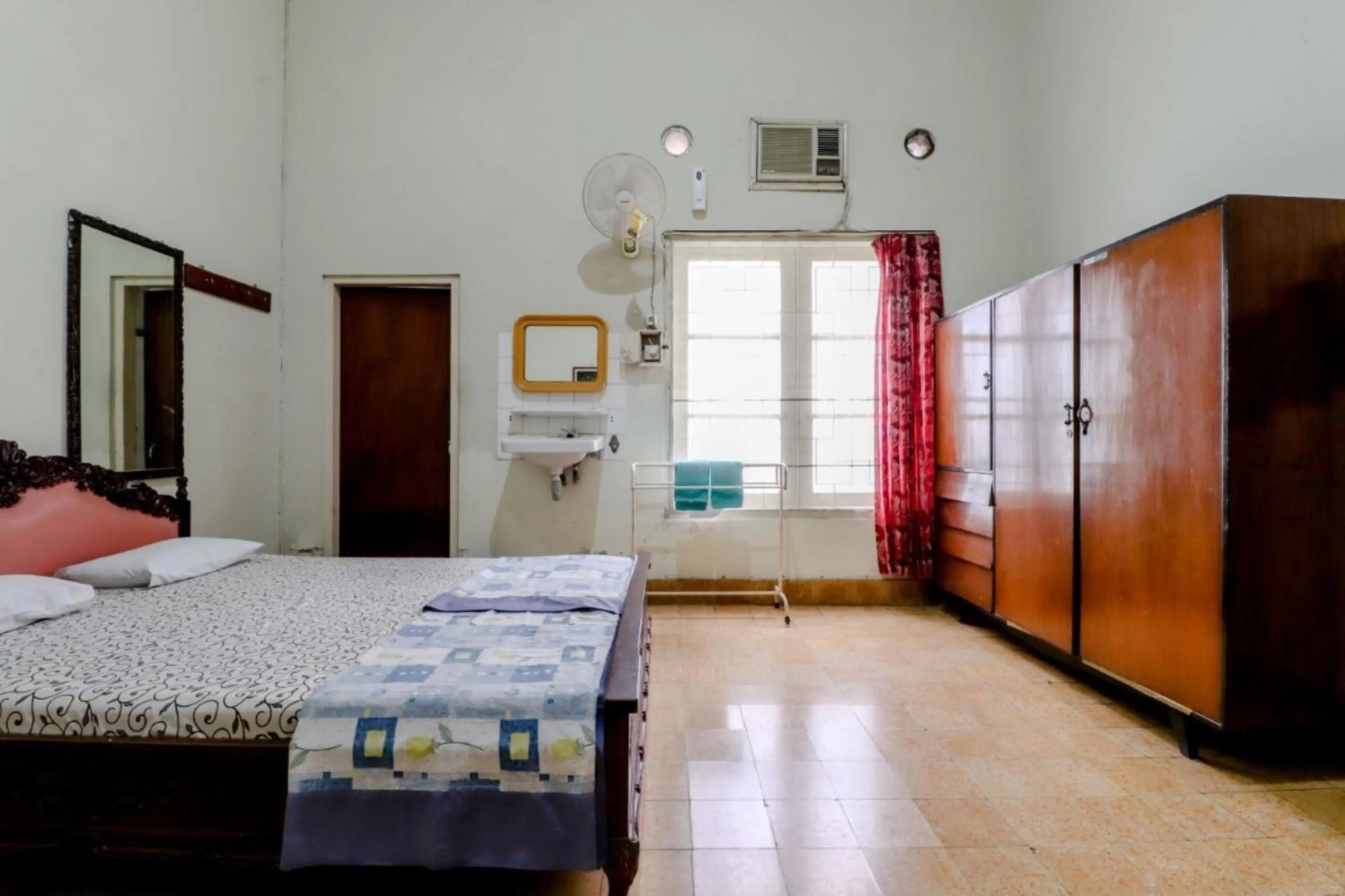 Bedroom, Bed in Hotel Sumaryo