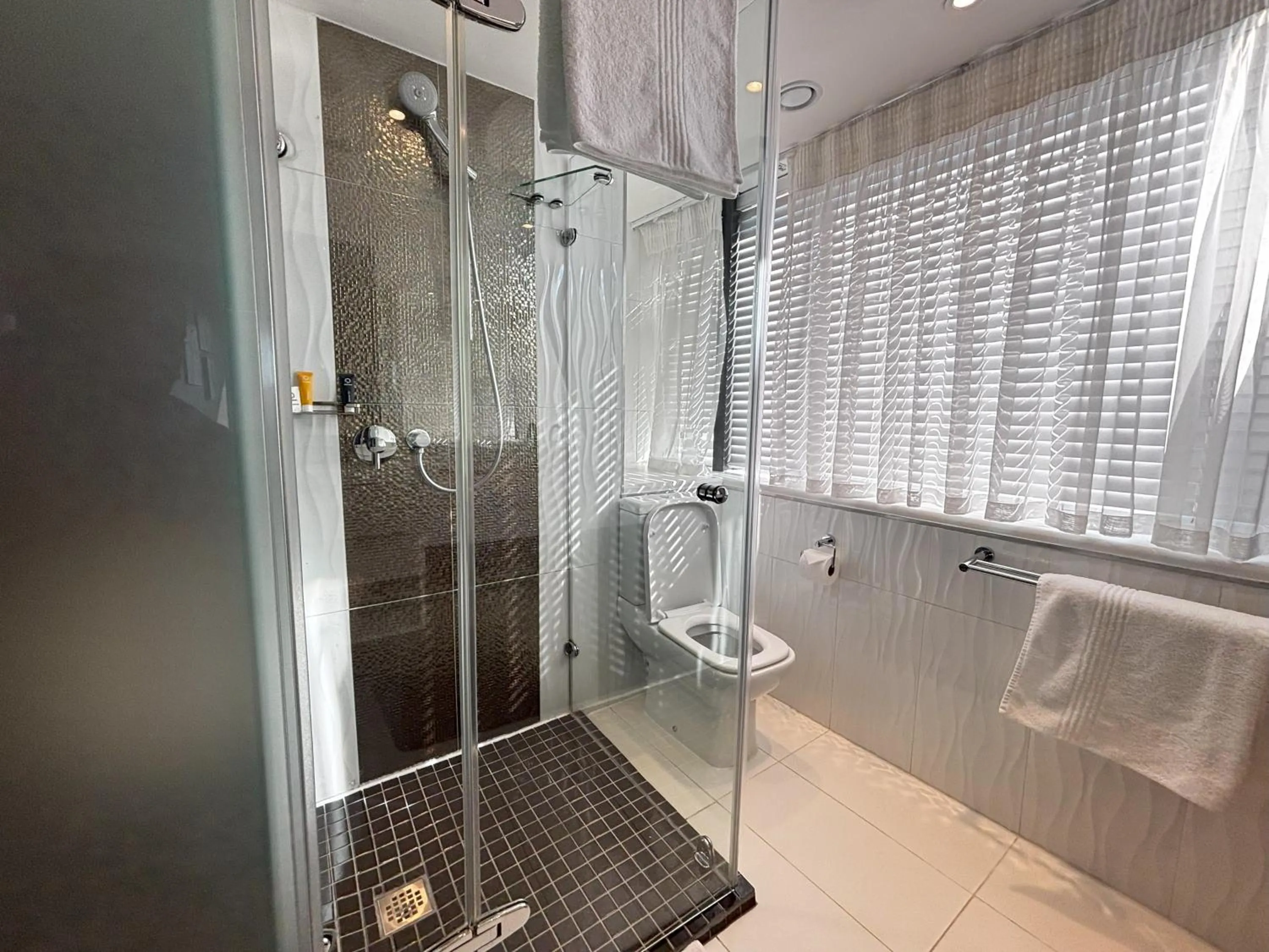 Shower in ONOMO Hotel Waterfront