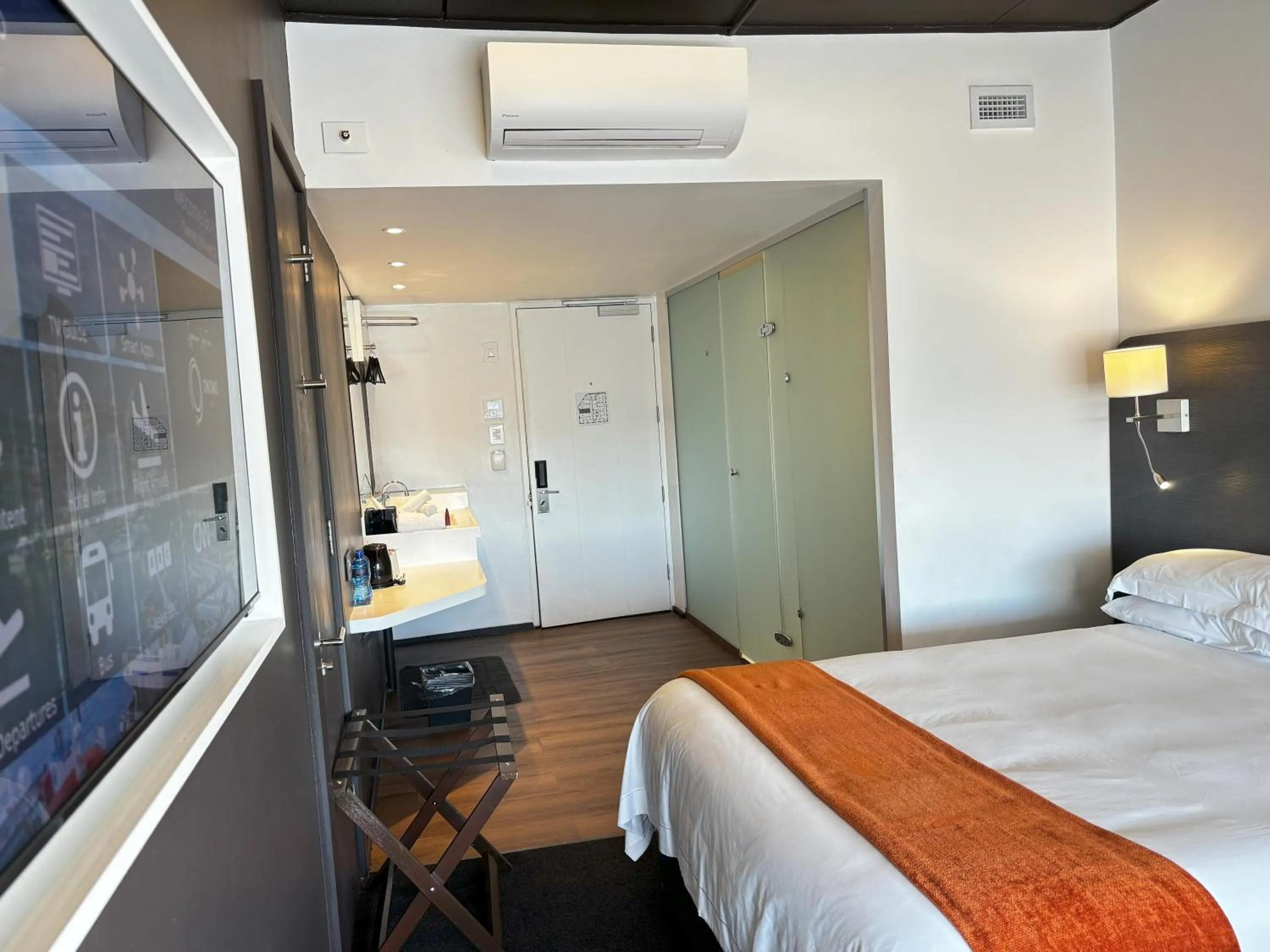 Photo of the whole room, Bed in ONOMO Hotel Waterfront