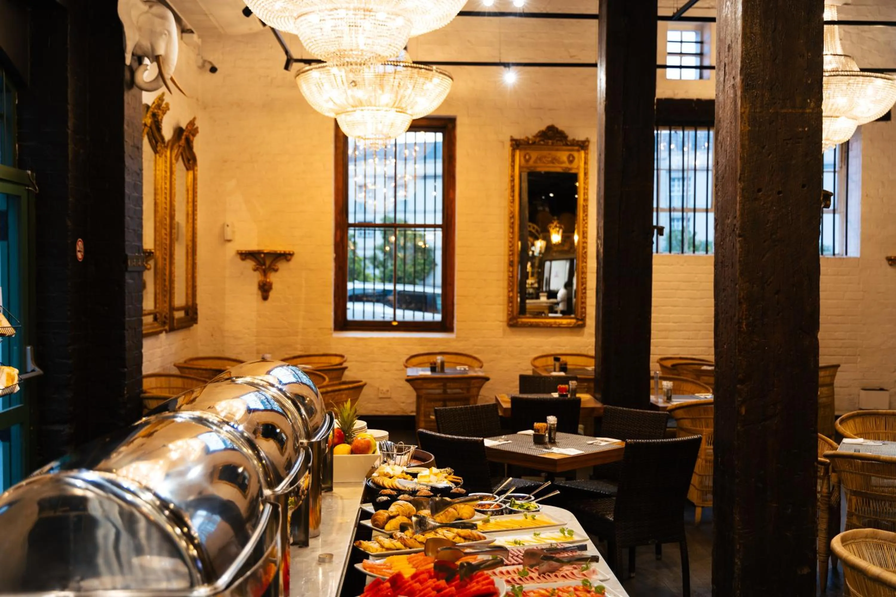 Restaurant/places to eat in ONOMO Hotel Waterfront