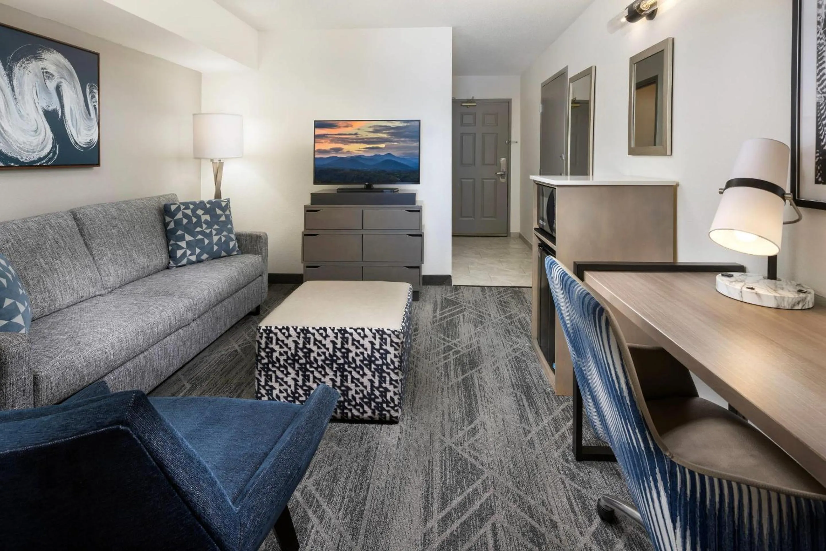 Bedroom in Country Inn & Suites by Radisson Asheville Downtown Tunnel Road