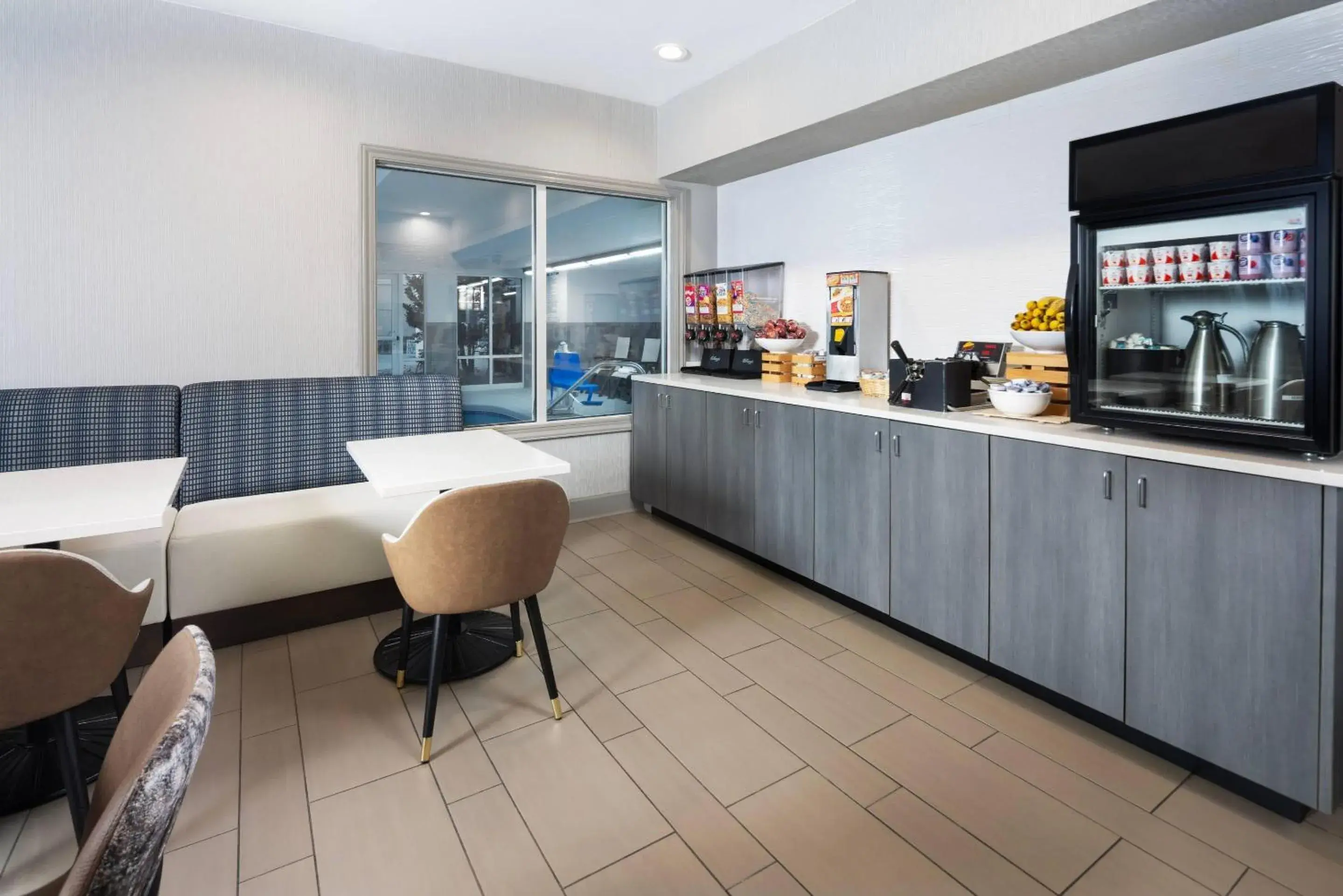 Breakfast in Country Inn & Suites by Radisson Asheville Downtown Tunnel Road Breakfast in Country Inn & Suites by Radisson Asheville Downtown Tunnel Road