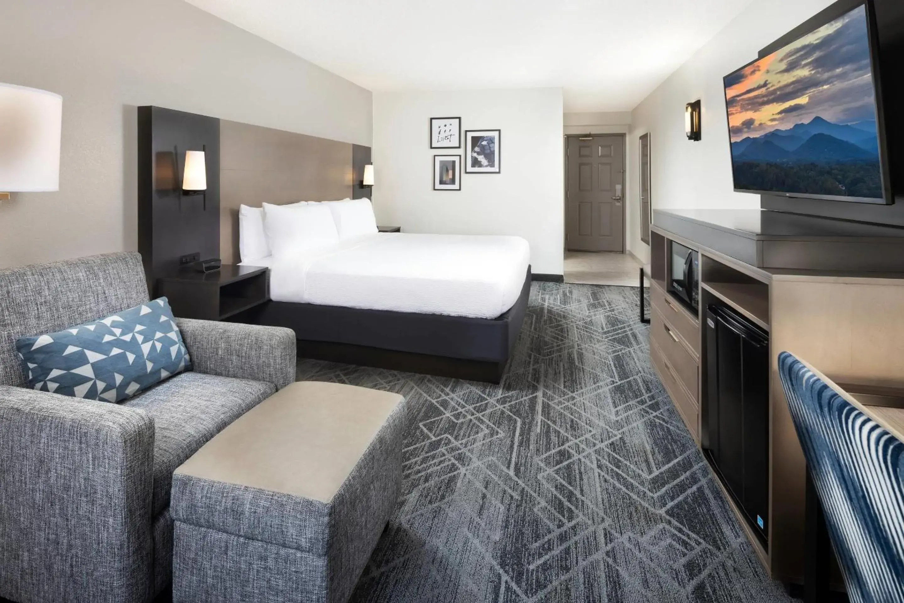 Bedroom, Bed in Country Inn & Suites by Radisson Asheville Downtown Tunnel Road Bedroom, Bed in Country Inn & Suites by Radisson Asheville Downtown Tunnel Road