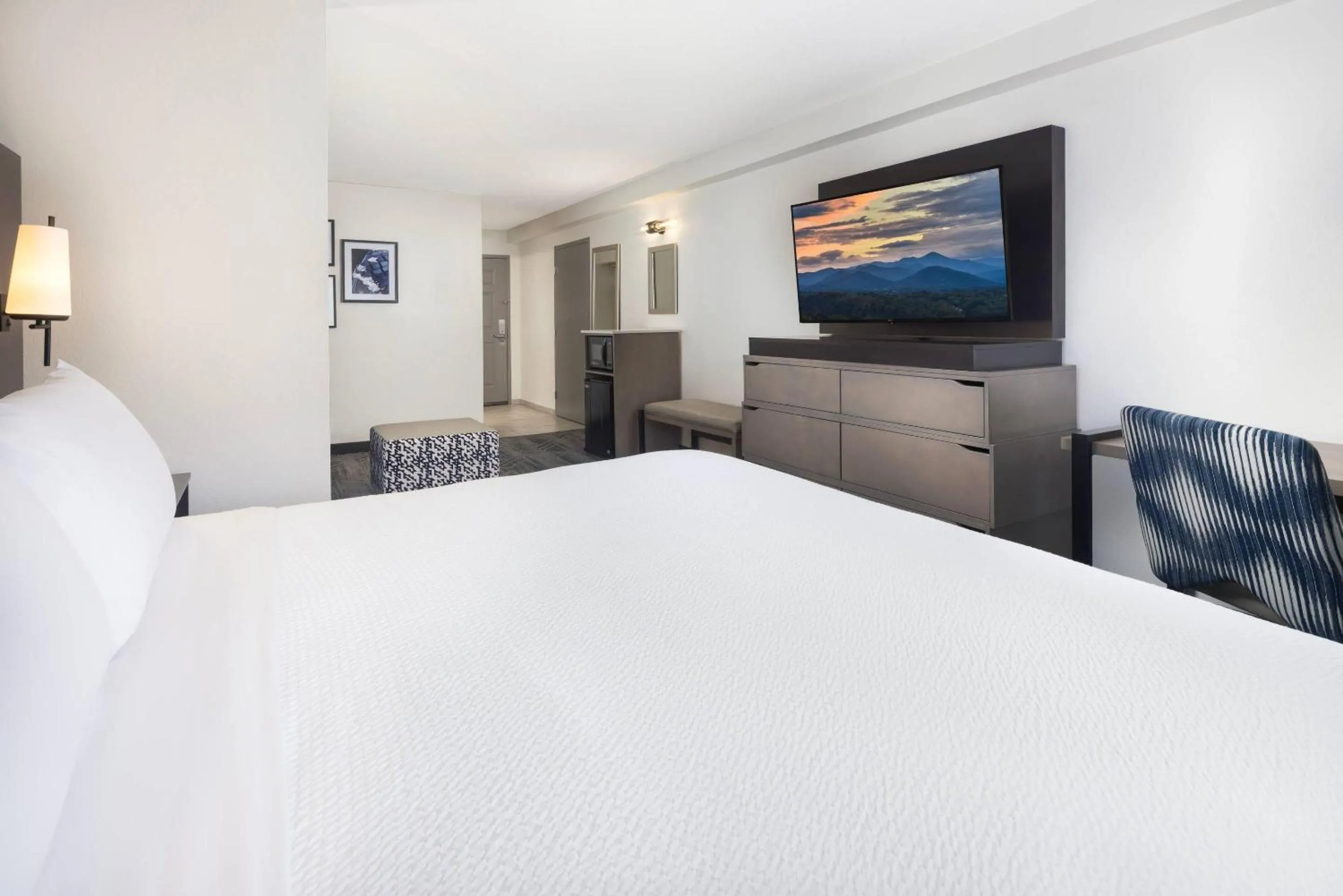 Bedroom, Bed in Country Inn & Suites by Radisson Asheville Downtown Tunnel Road