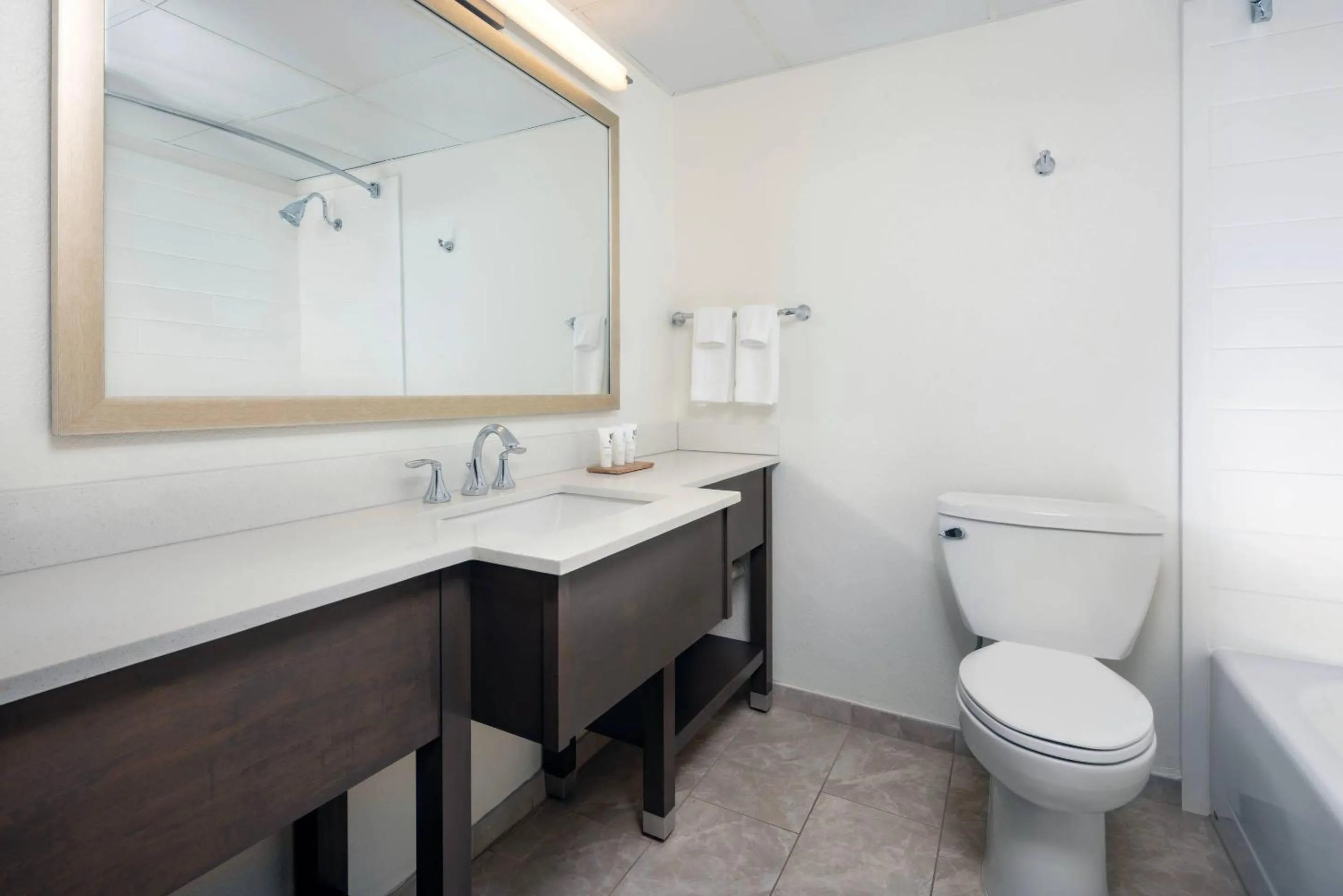 Bedroom in Country Inn & Suites by Radisson Asheville Downtown Tunnel Road