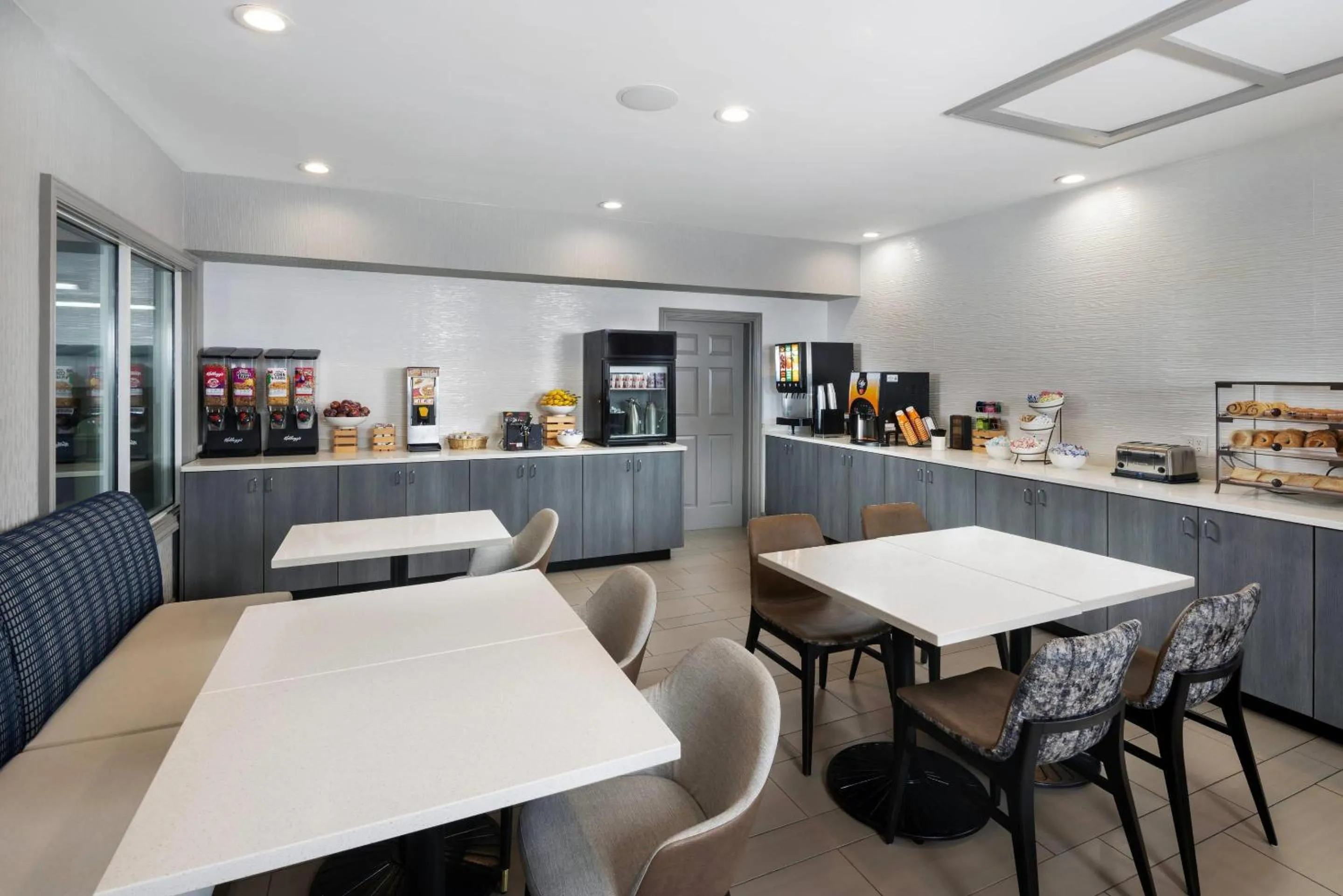 Breakfast in Country Inn & Suites by Radisson Asheville Downtown Tunnel Road