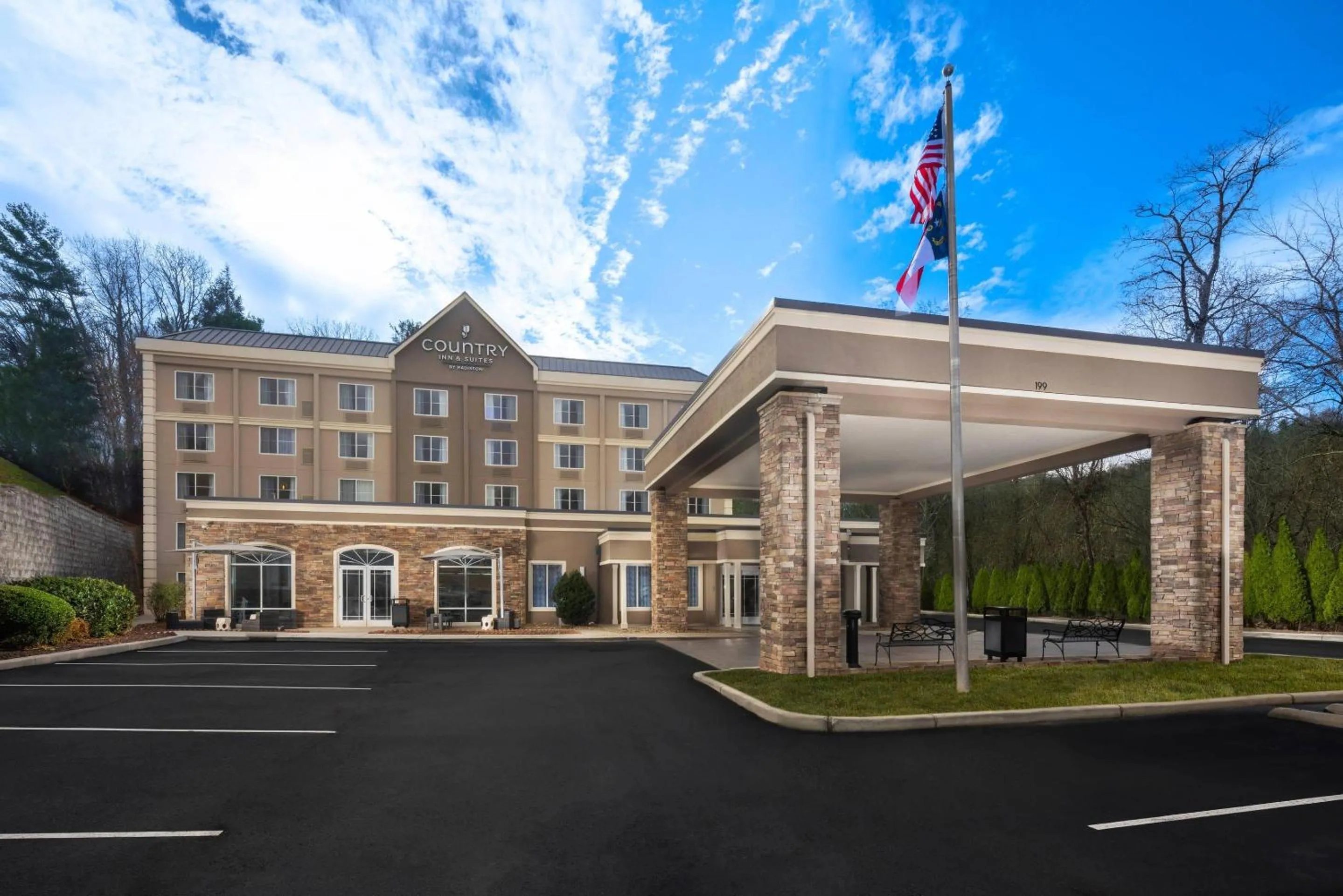Property building in Country Inn & Suites by Radisson Asheville Downtown Tunnel Road