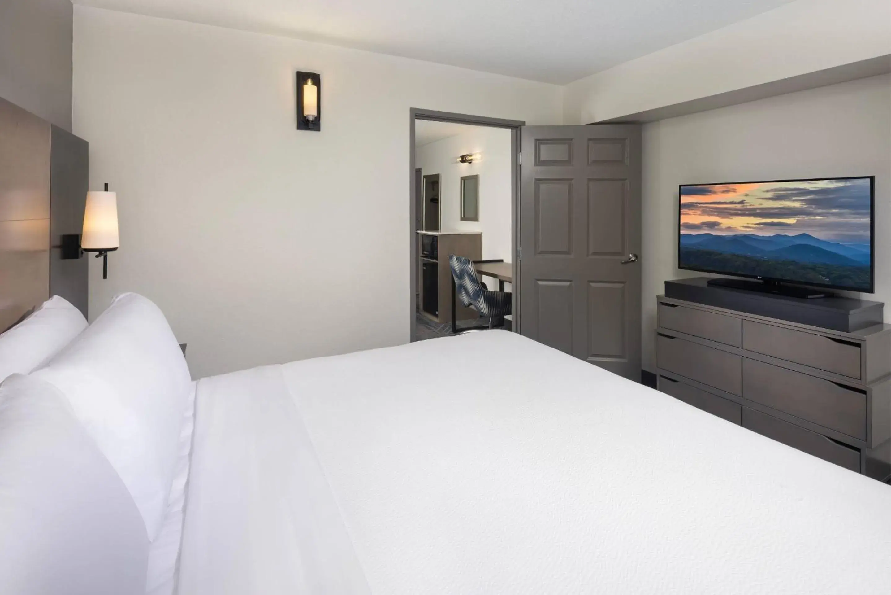 Bedroom, Bed in Country Inn & Suites by Radisson Asheville Downtown Tunnel Road Bedroom, Bed in Country Inn & Suites by Radisson Asheville Downtown Tunnel Road