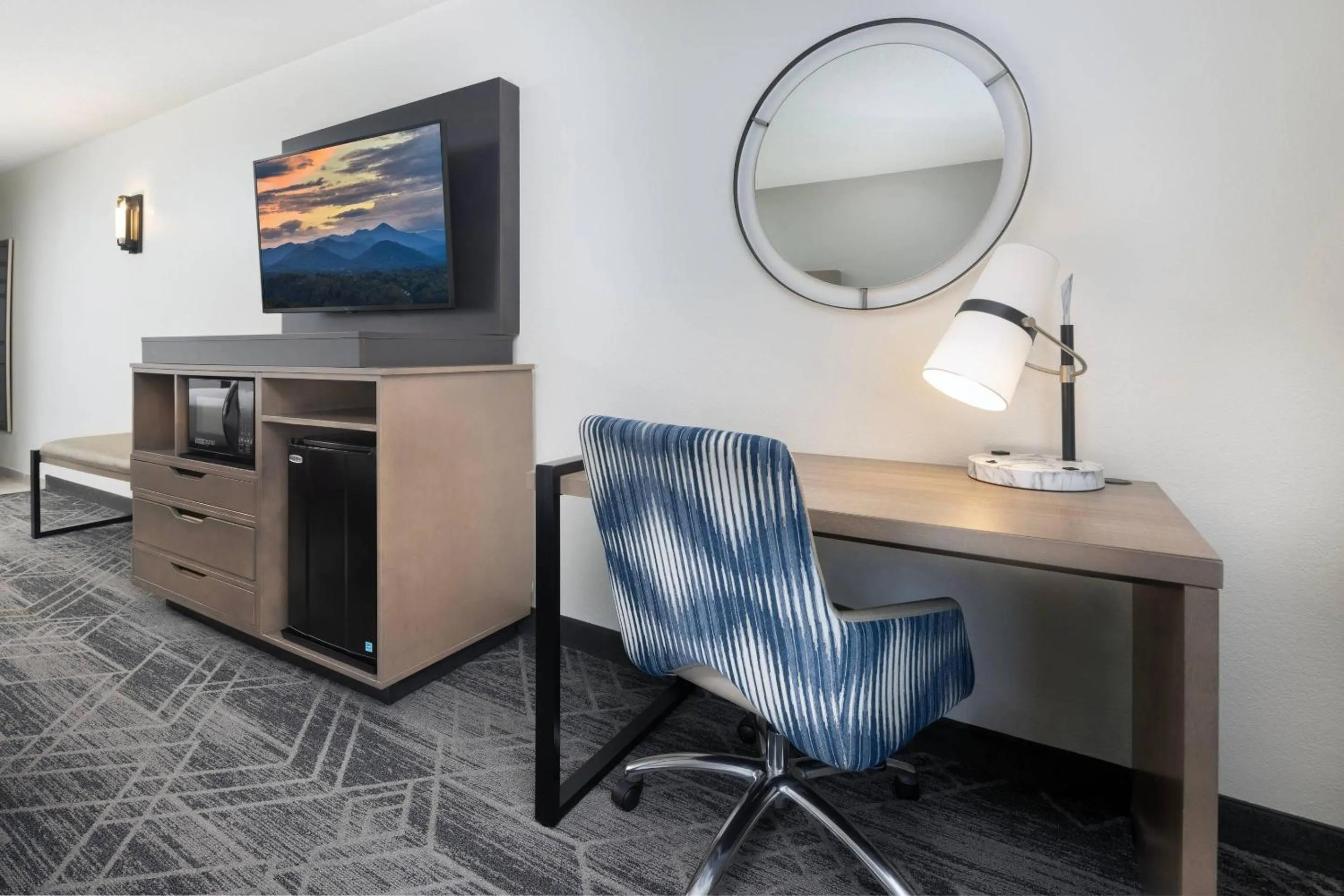 Bedroom in Country Inn & Suites by Radisson Asheville Downtown Tunnel Road