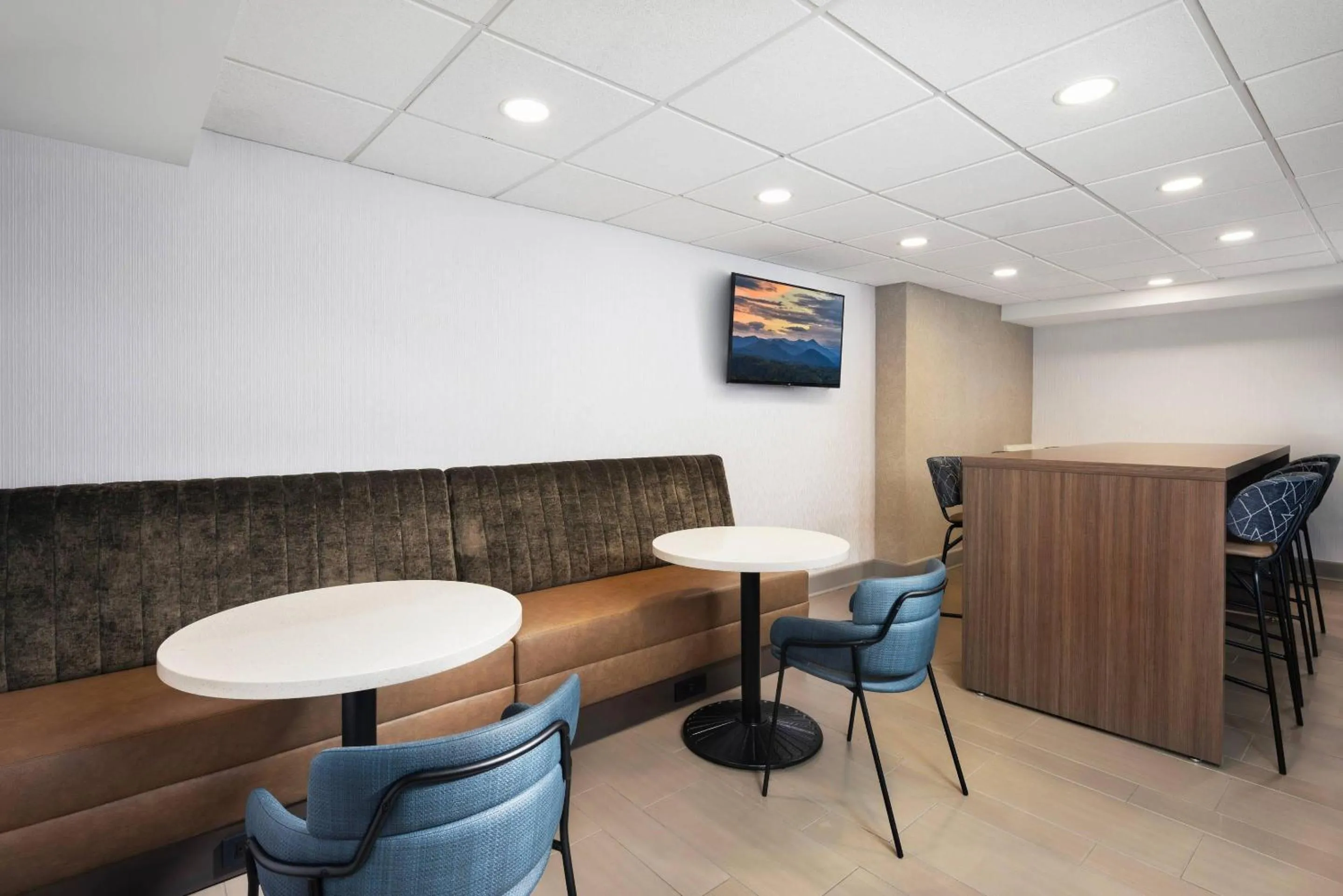 Lobby or reception in Country Inn & Suites by Radisson Asheville Downtown Tunnel Road