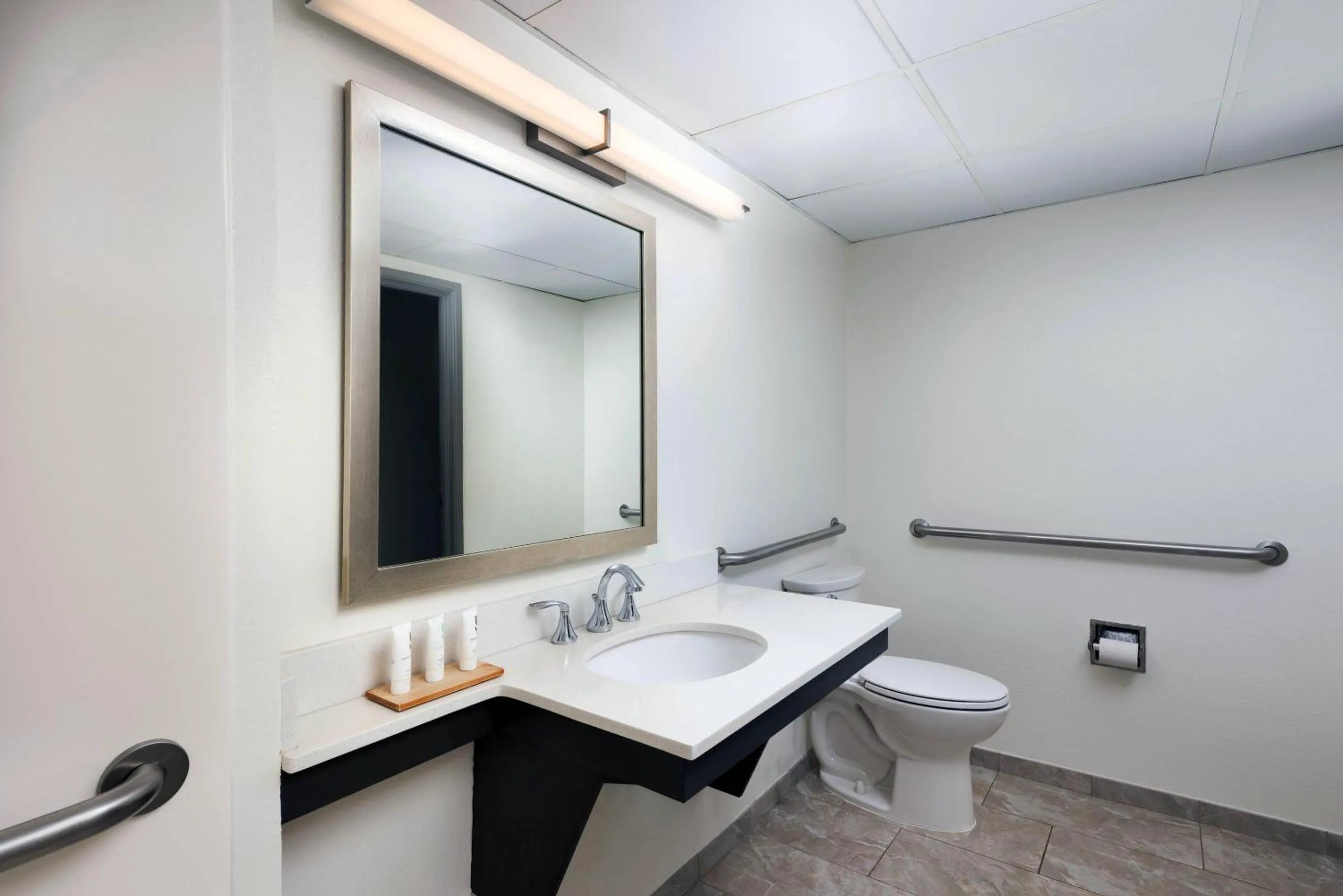 Bedroom in Country Inn & Suites by Radisson Asheville Downtown Tunnel Road