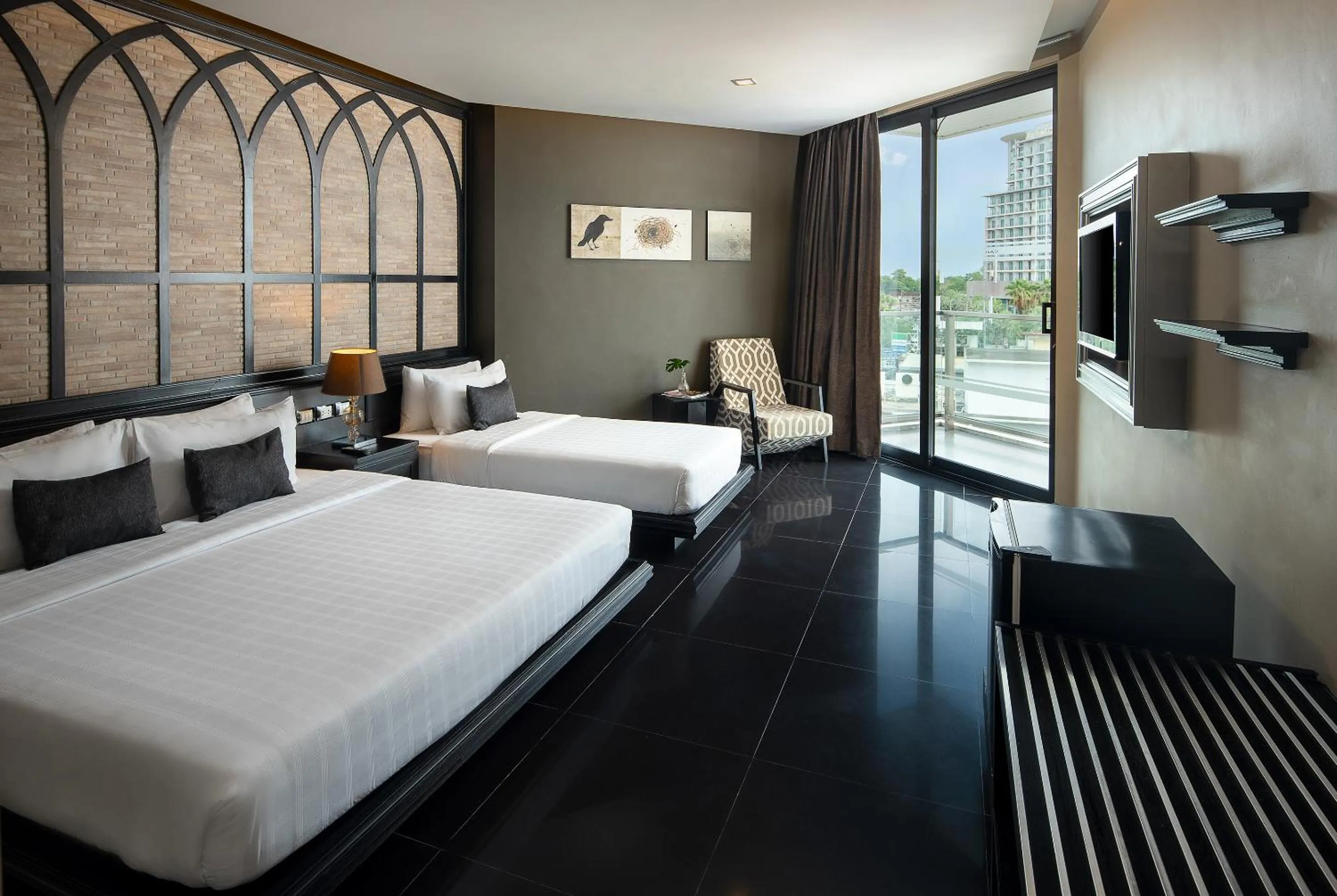 Photo of the whole room, Bed in TSix5 Quarter