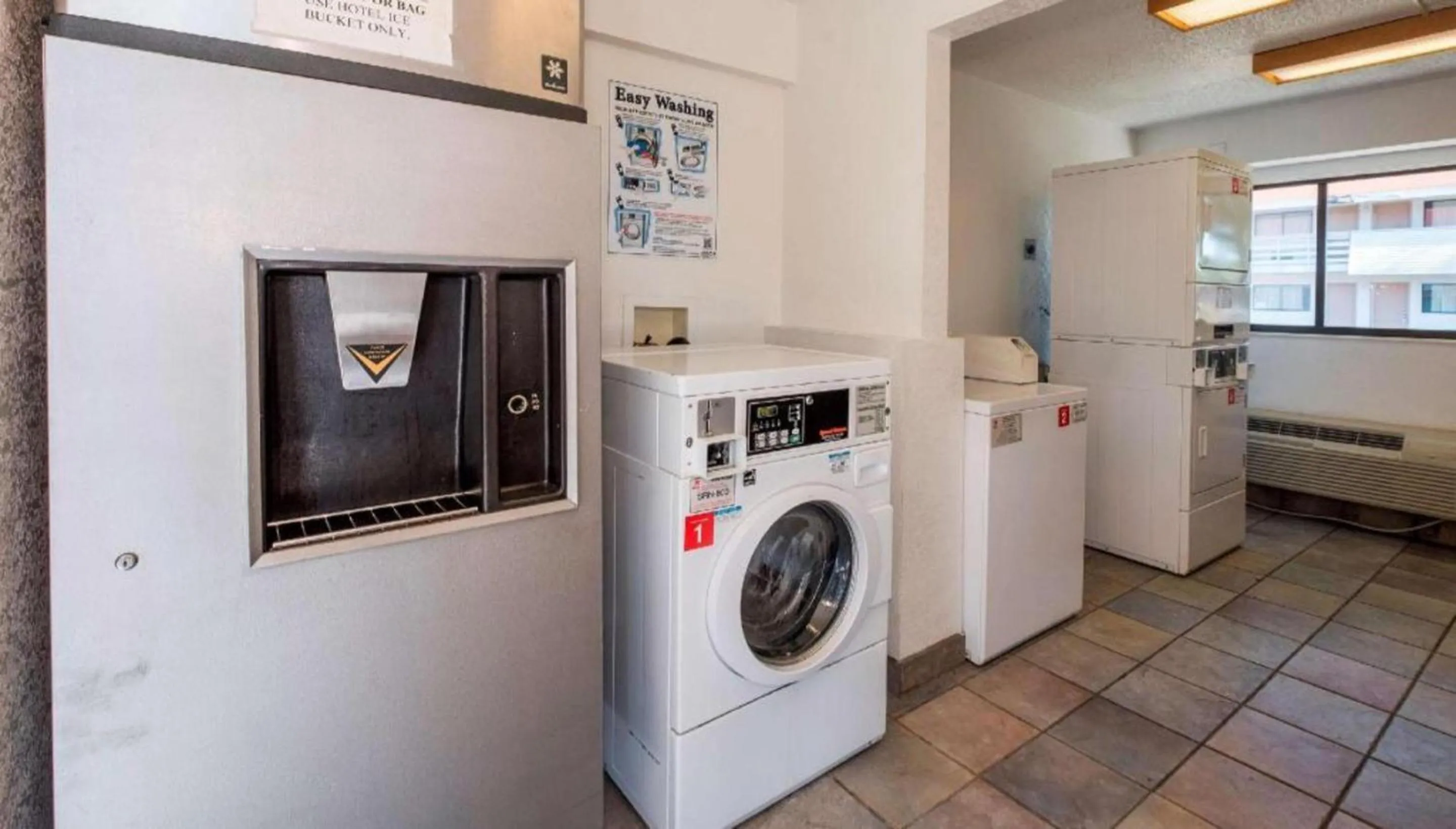 washing machine in Studio 6 Suites Shreveport, LA Industrial Loop