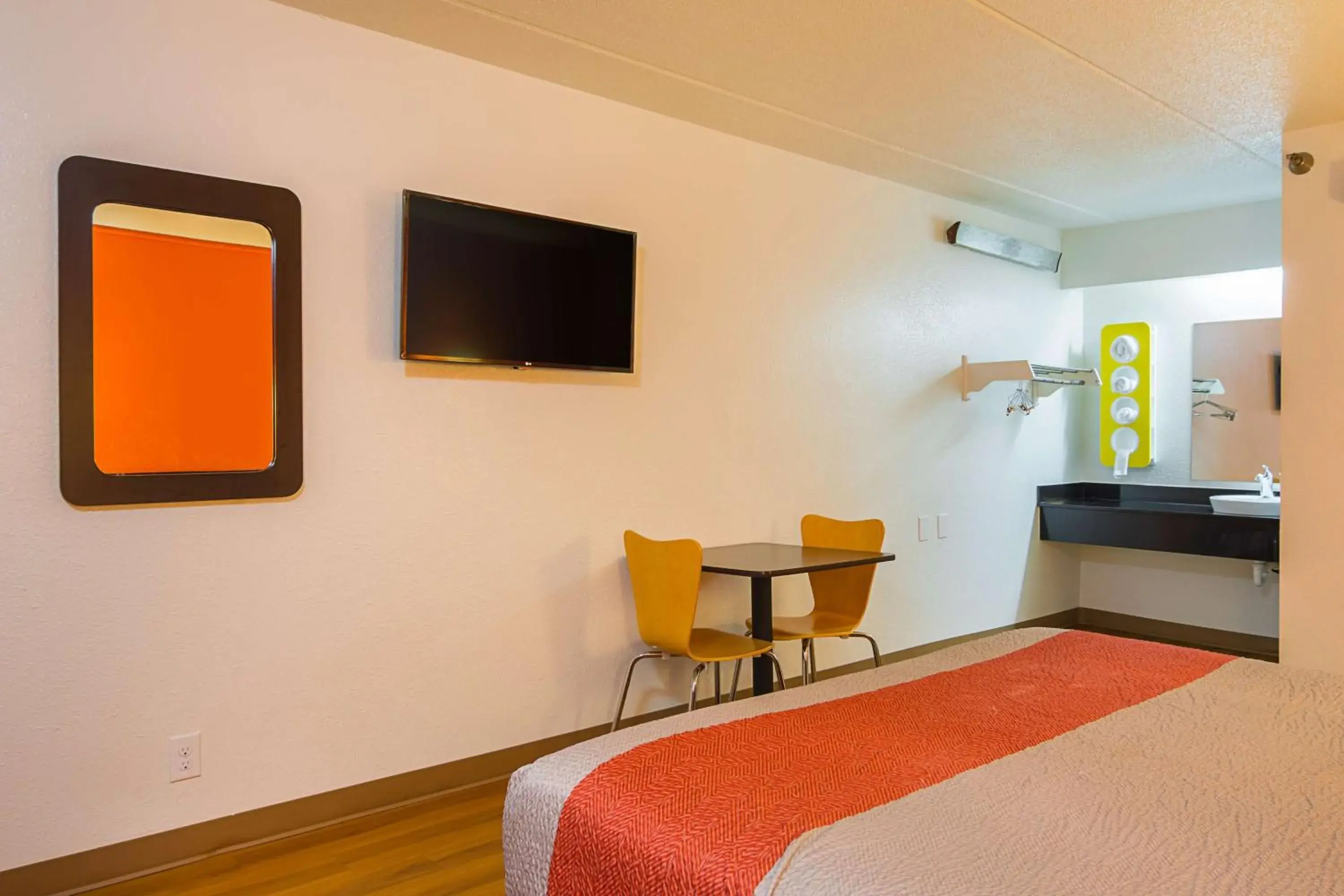 TV and multimedia, Bed in Motel 6-Tucker, GA - Atlanta Northeast TV and multimedia, Bed in Motel 6-Tucker, GA - Atlanta Northeast