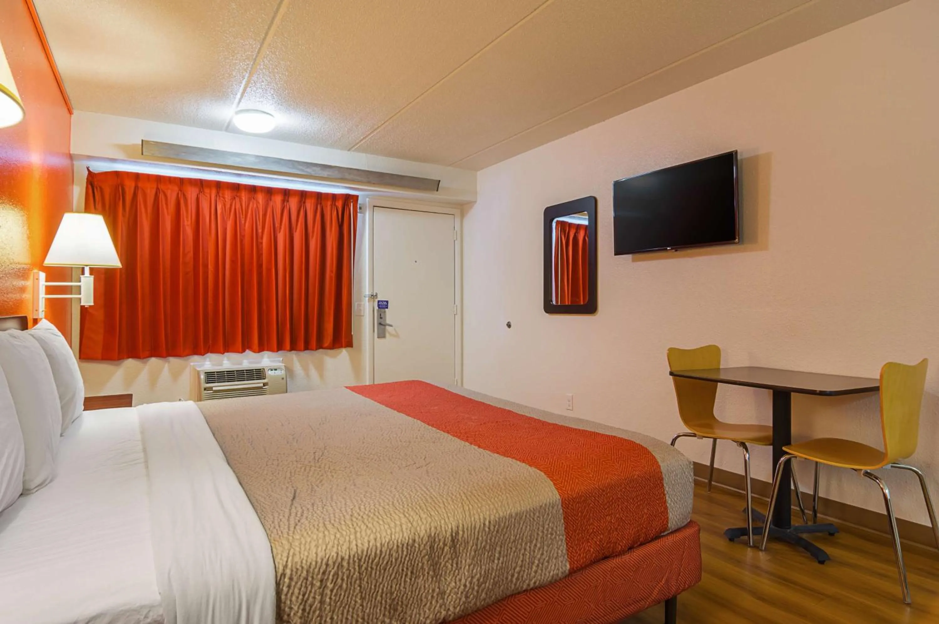 TV and multimedia, Bed in Motel 6-Tucker, GA - Atlanta Northeast