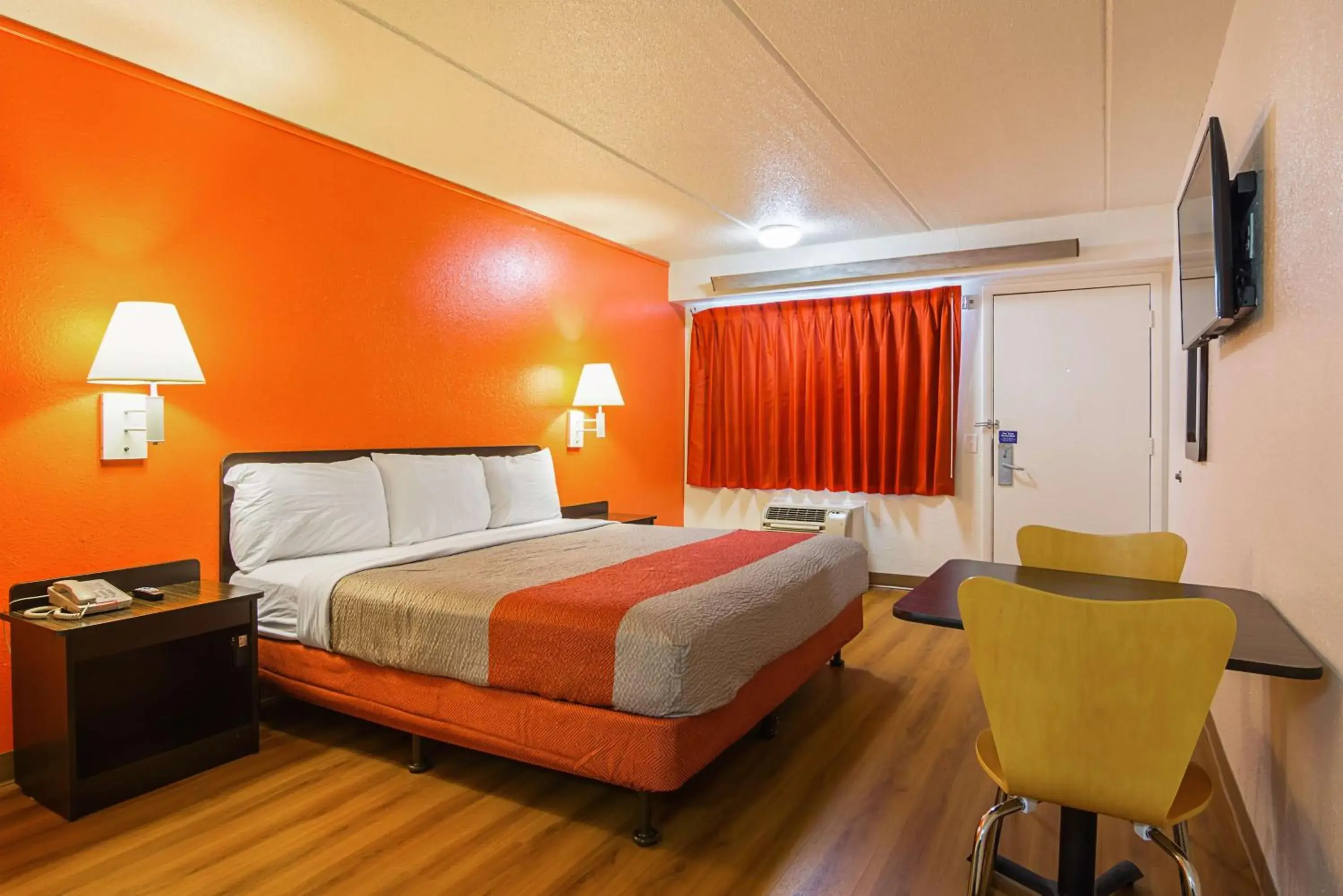 TV and multimedia, Bed in Motel 6-Tucker, GA - Atlanta Northeast TV and multimedia, Bed in Motel 6-Tucker, GA - Atlanta Northeast