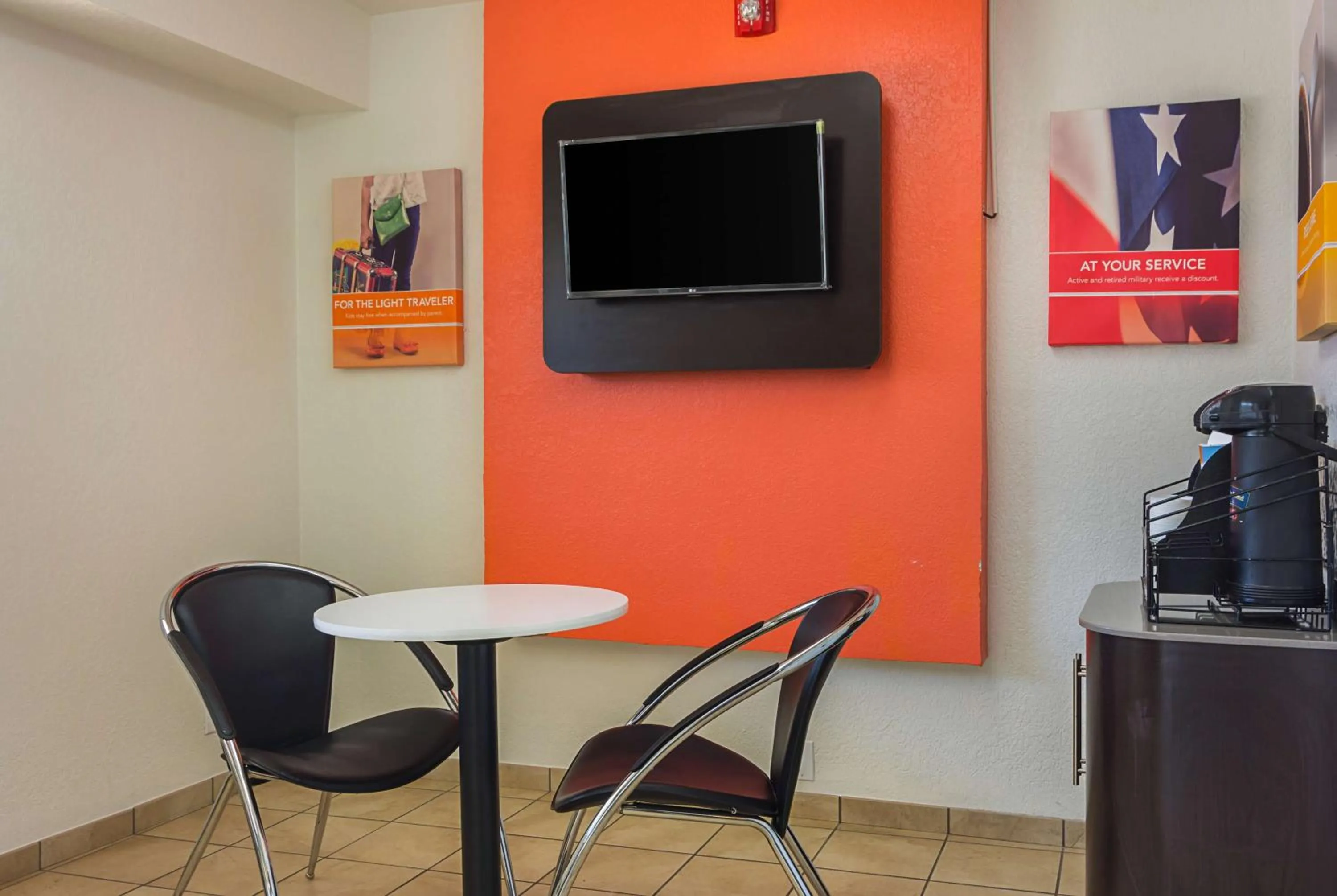 TV and multimedia in Motel 6-Tucker, GA - Atlanta Northeast