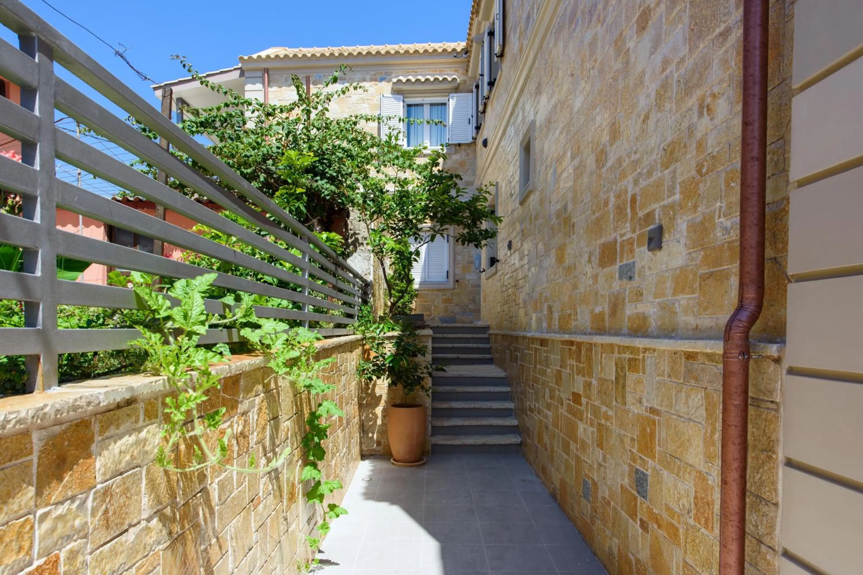 Property building in Angelo Del'Arte Estate