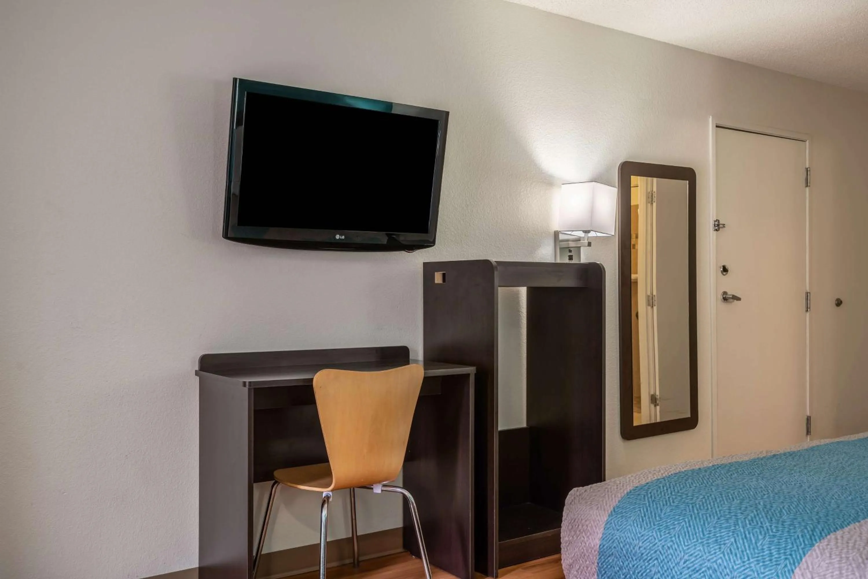 TV and multimedia, Bed in Motel 6-Rocky Mount, NC
