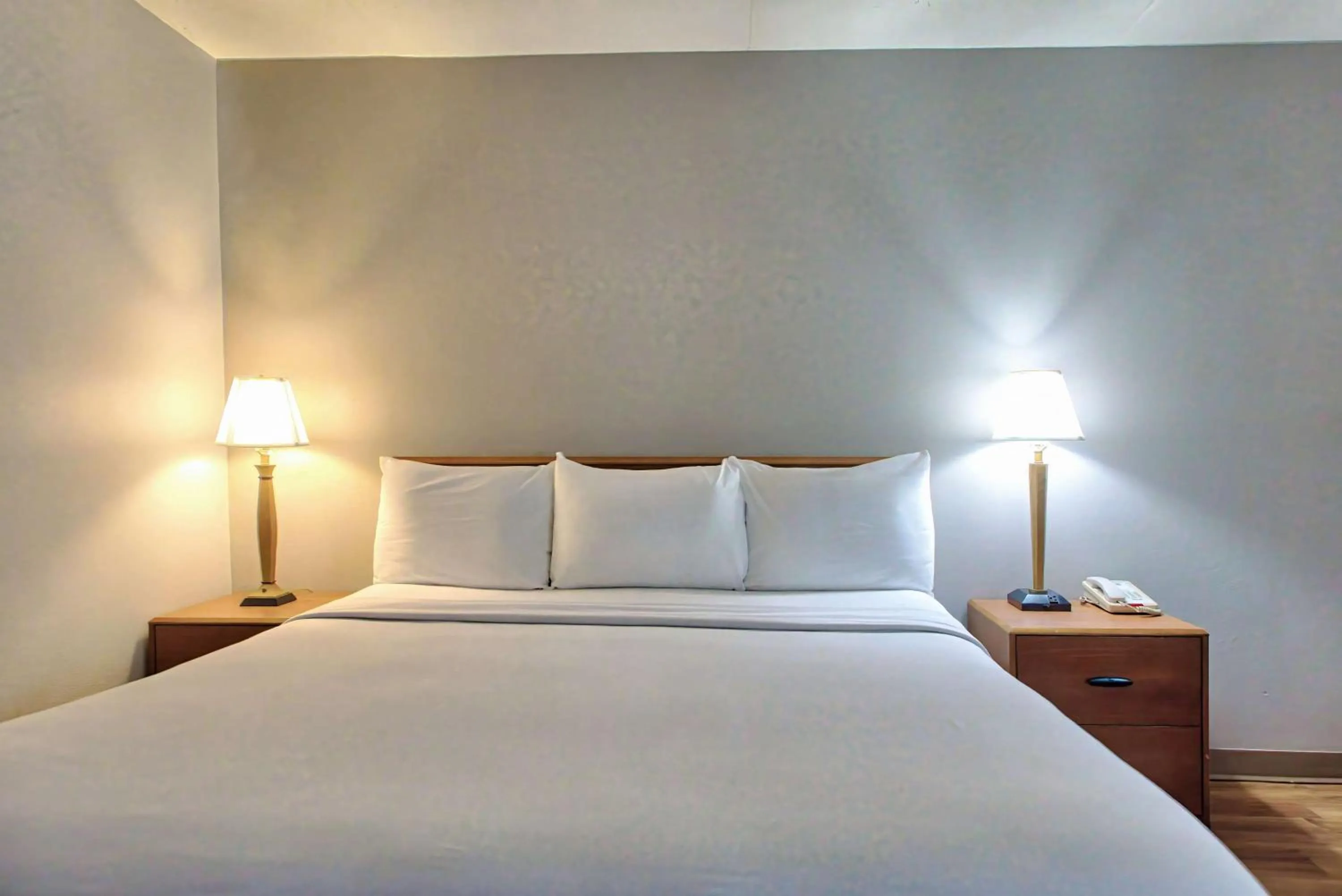 Bedroom, Bed in Motel 6-Buffalo, NY - Airport - Williamsville