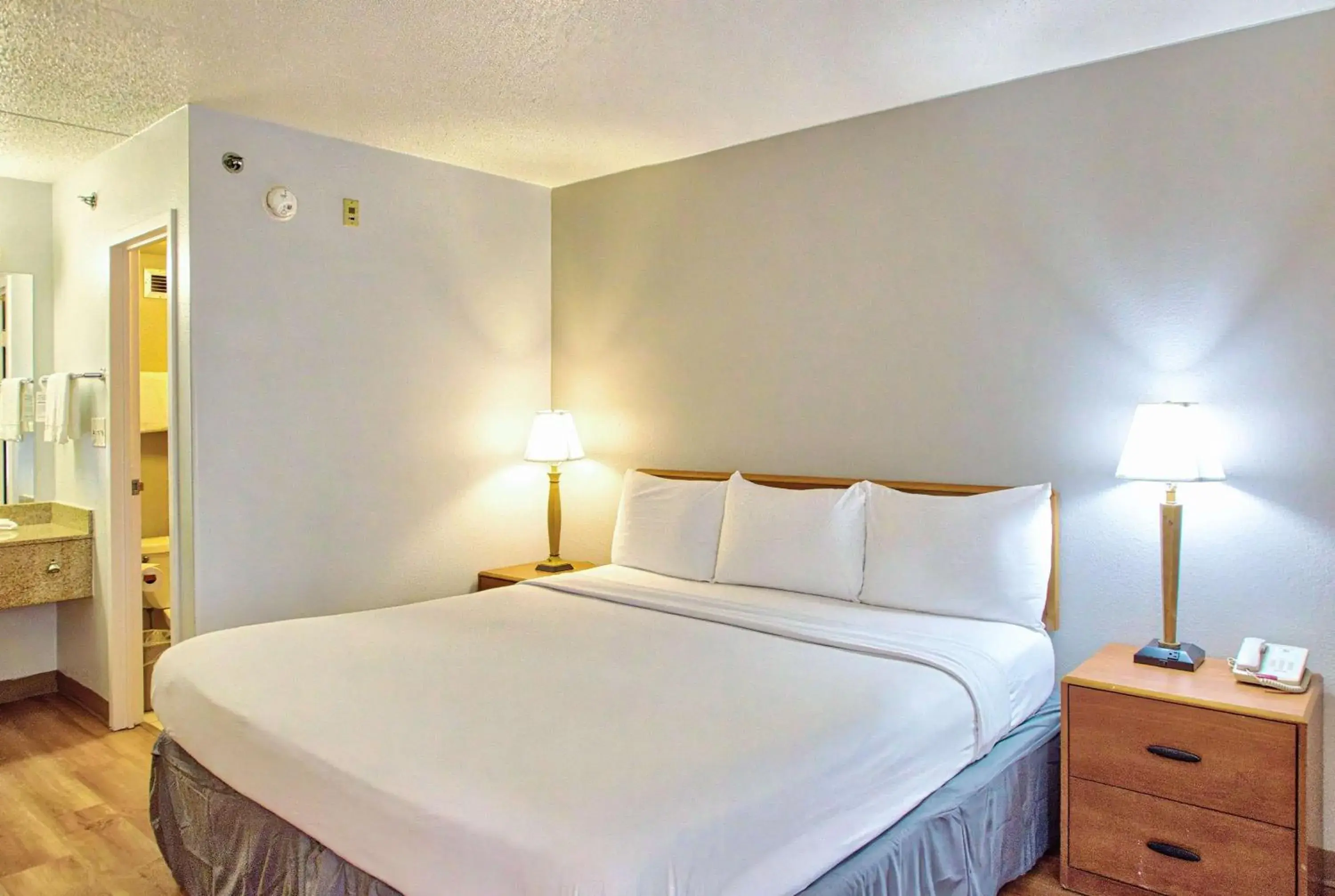 Bedroom, Bed in Motel 6-Buffalo, NY - Airport - Williamsville